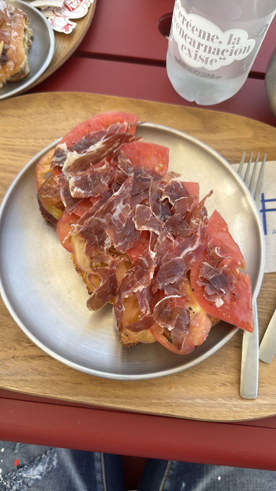 Tostada con jamón y tomate