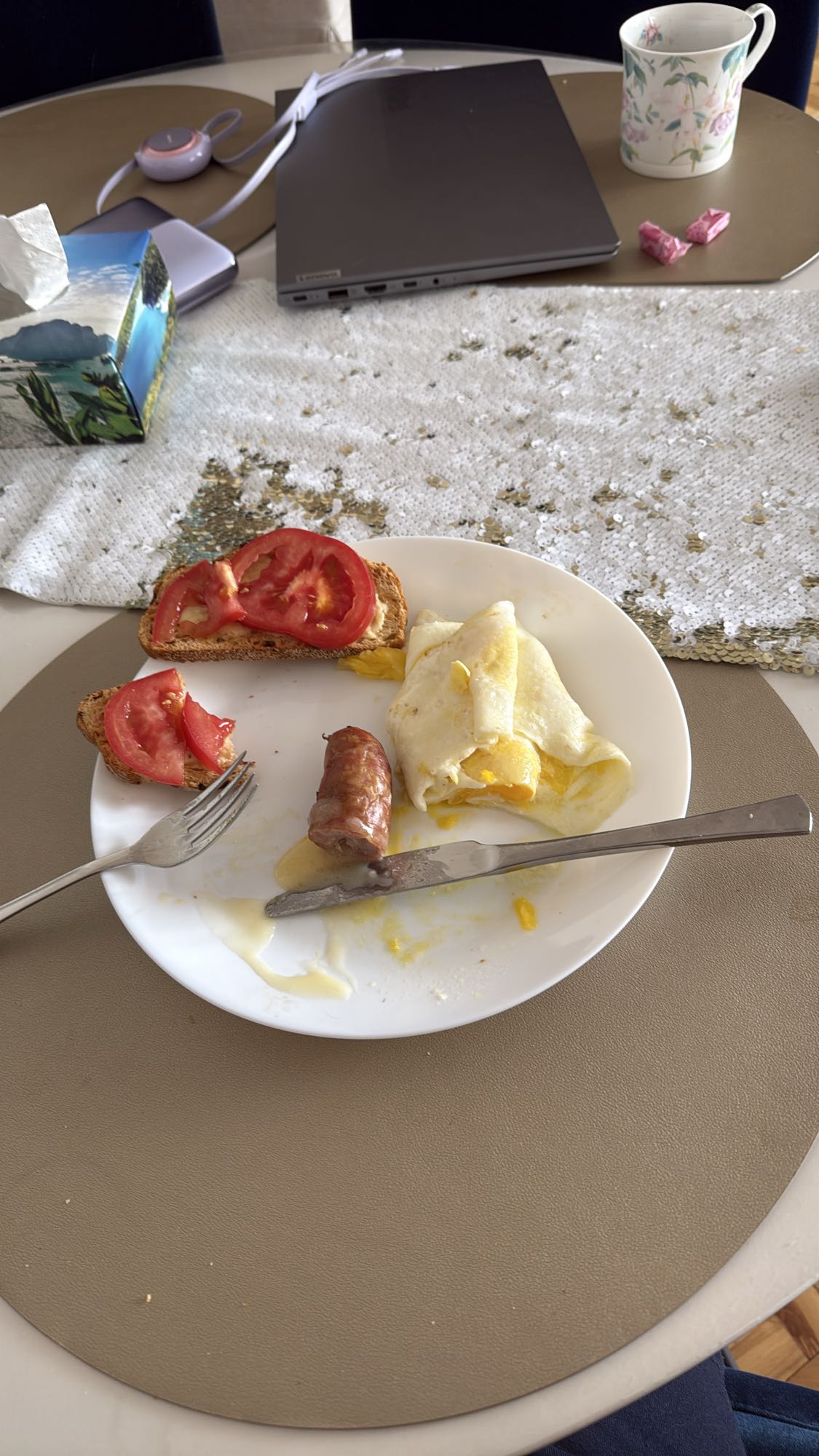 Jajka, kiełbasa i grzanki