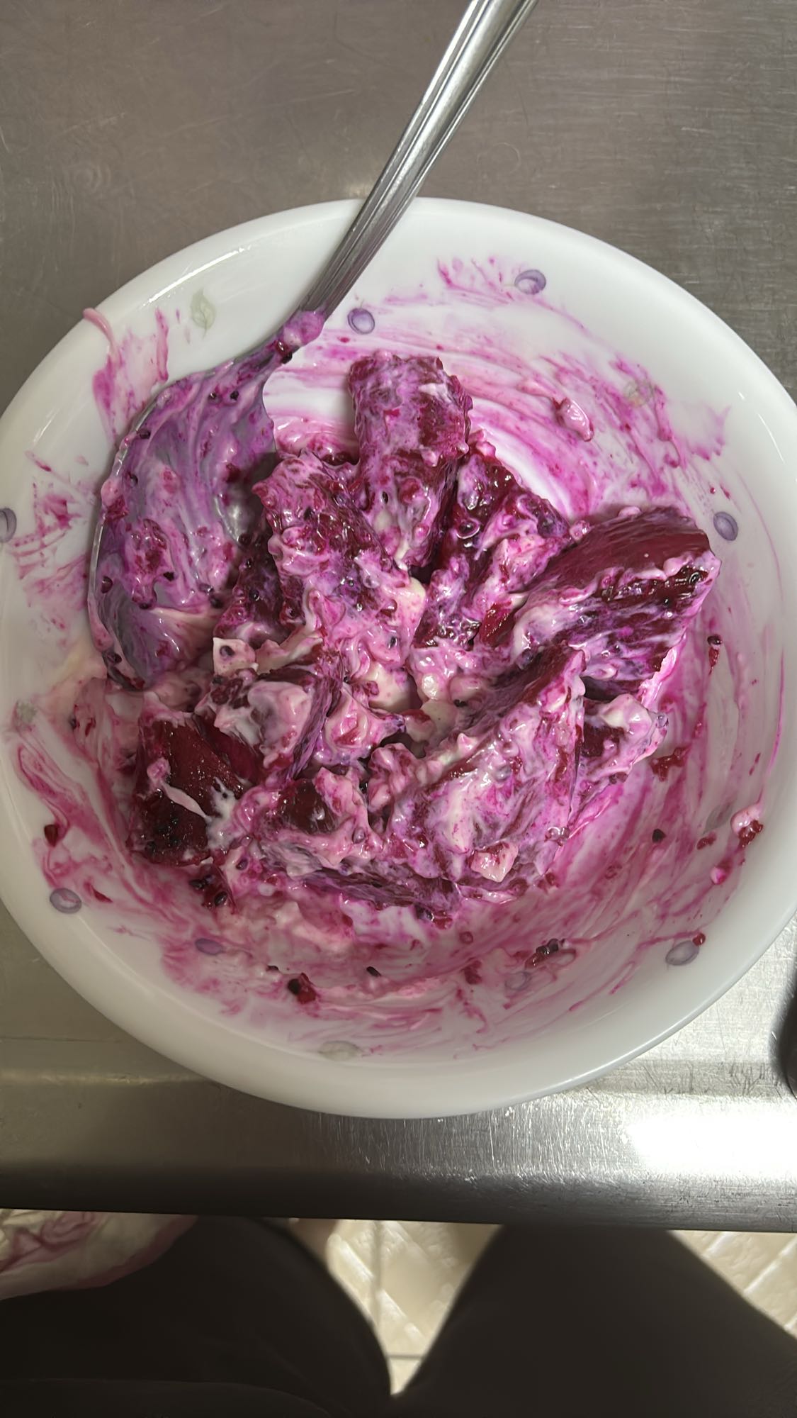 Salad buah naga yogurt