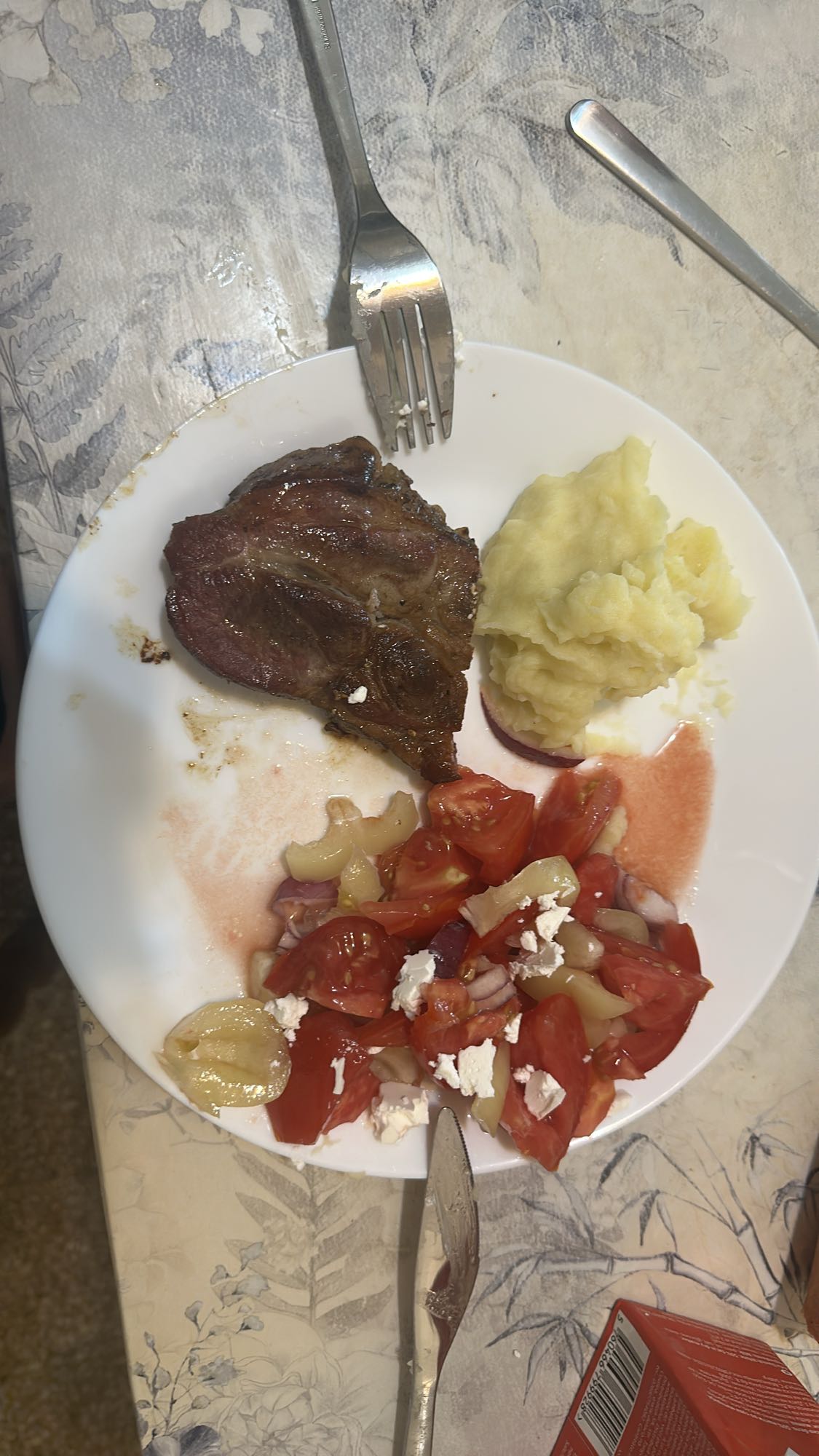 Steak, mash, salad plate
