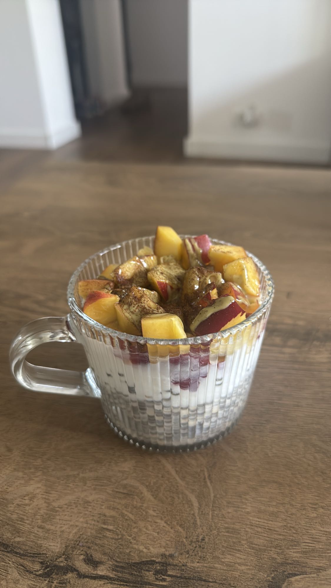 Iaurt cu piersici și scorțișoară