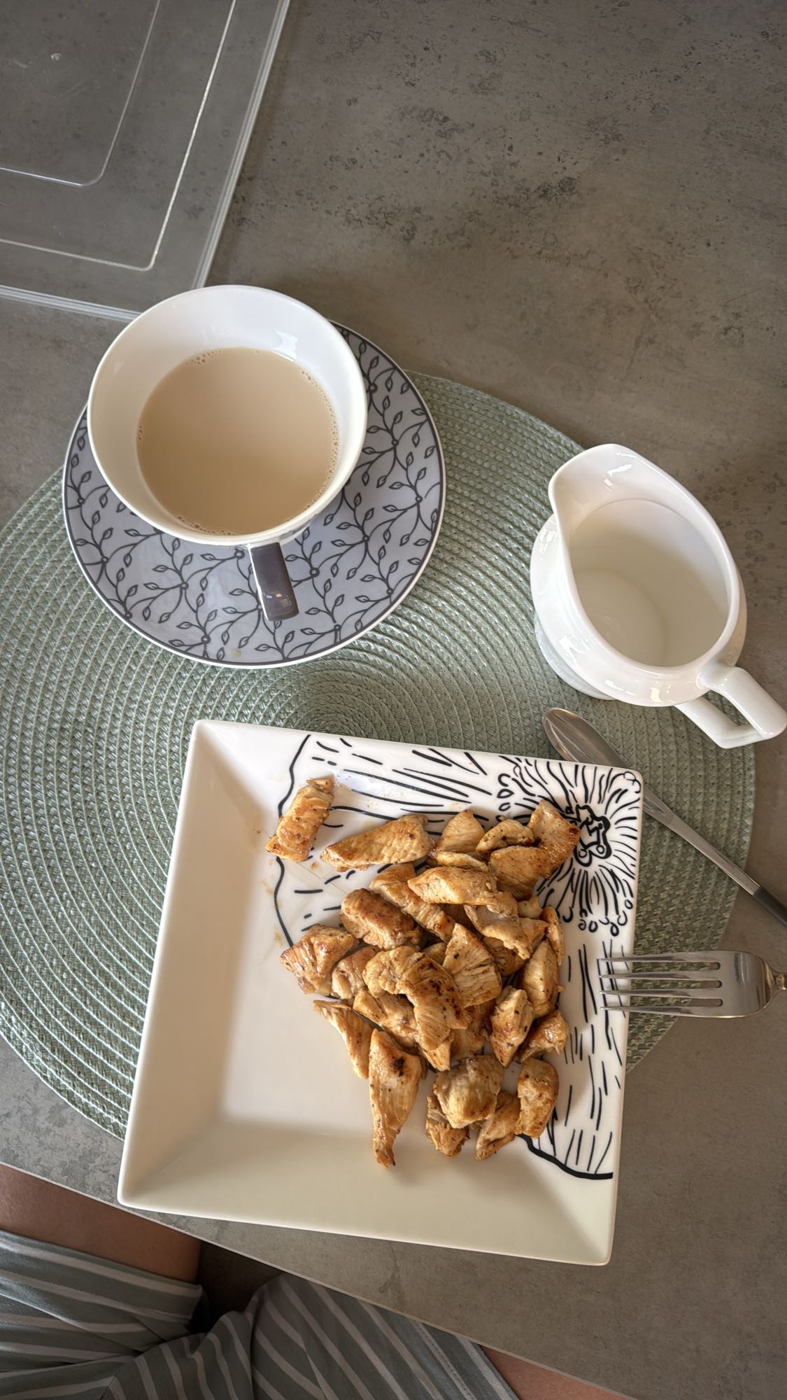 Pollo a la plancha, té con leche y banana