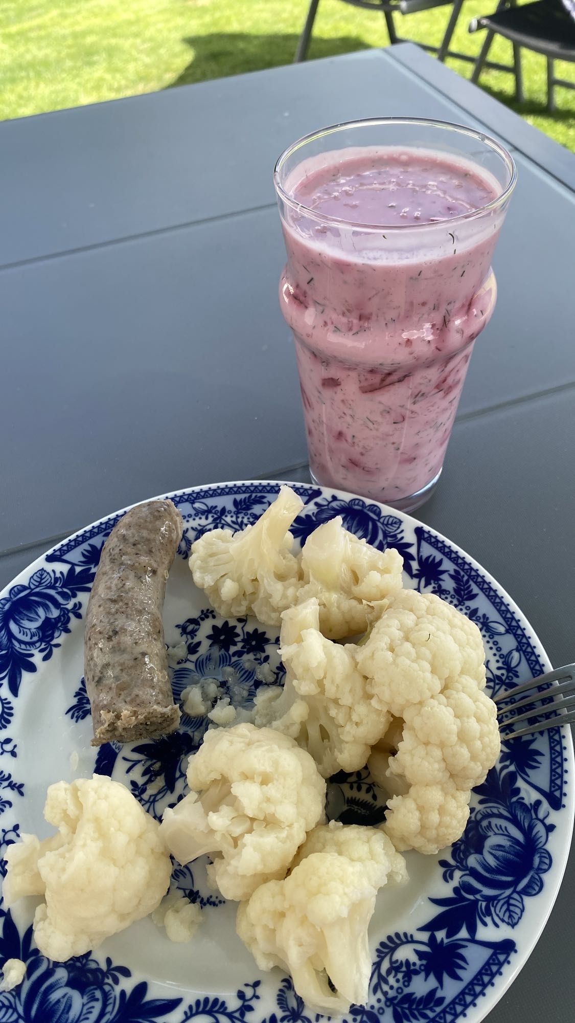 Kiełbasa z kalafiorem i koktajlem