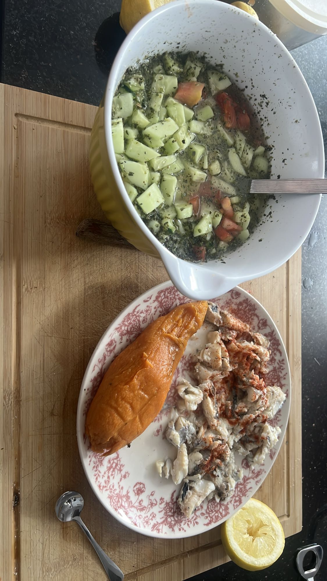 Ensalada y pescado con batata