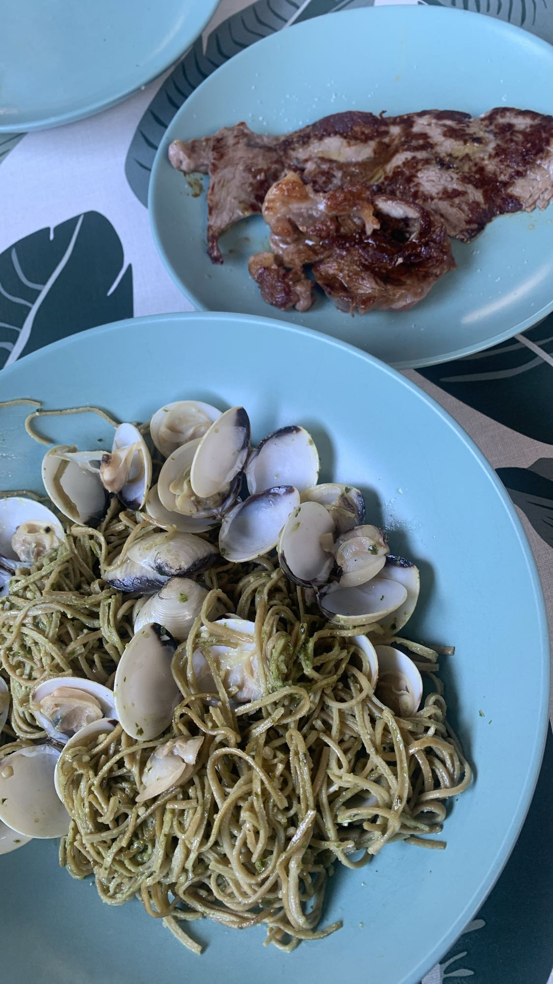 Pasta con almejas y bistec