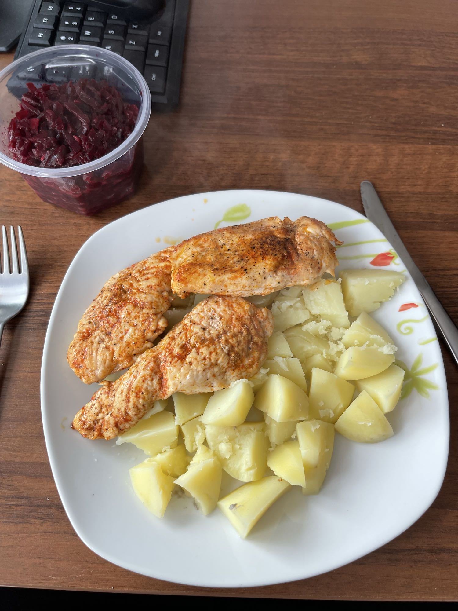 Kurczak z ziemniakami i burakami