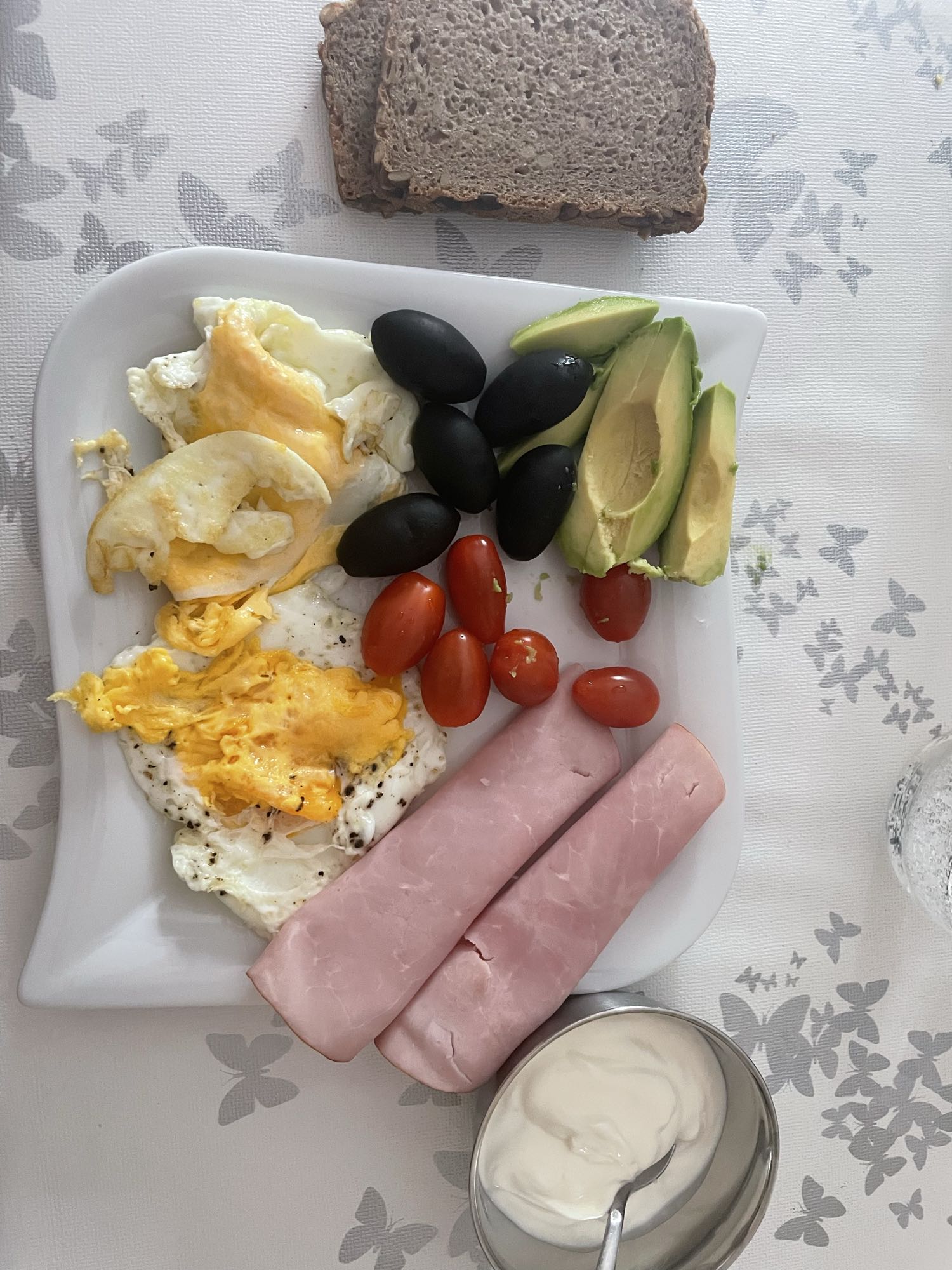 Ontbijtbord met ham en ei