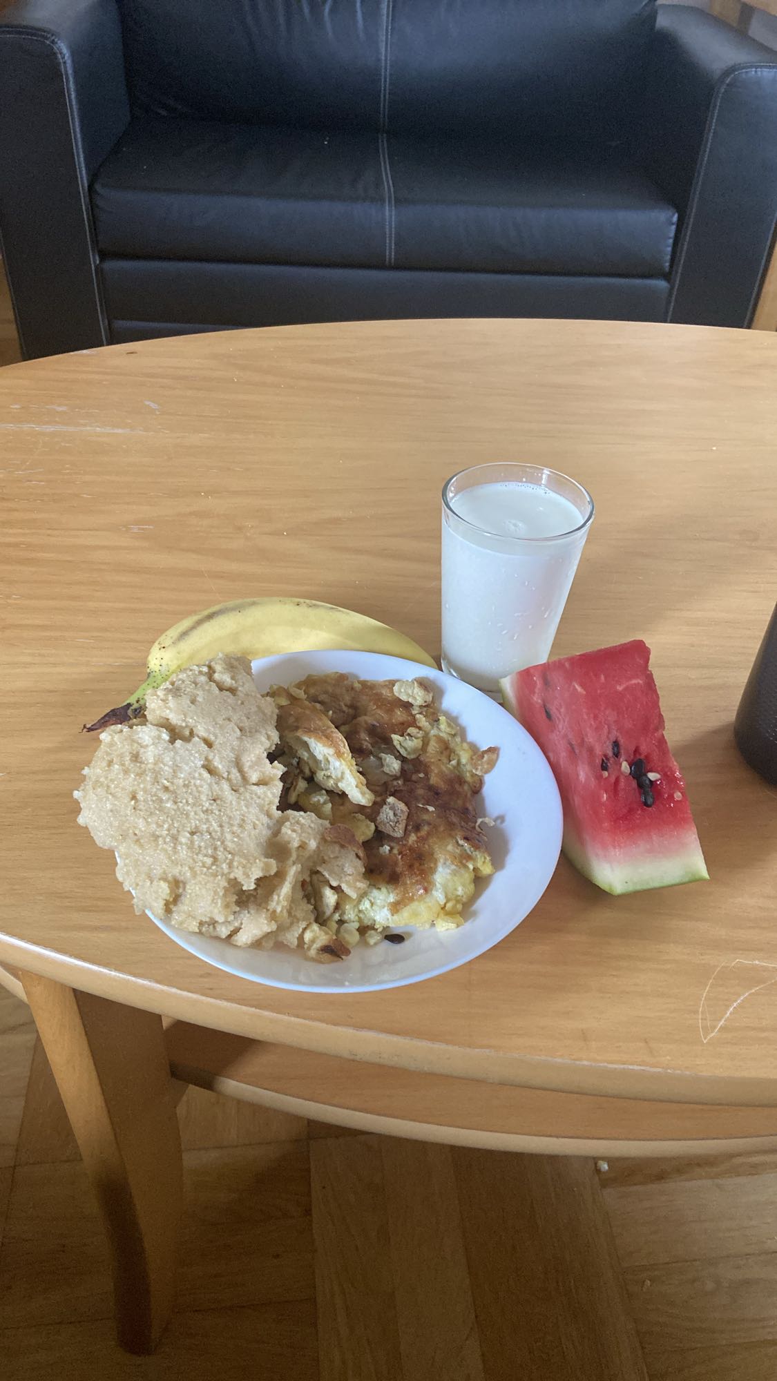 Egg omelette with fruit