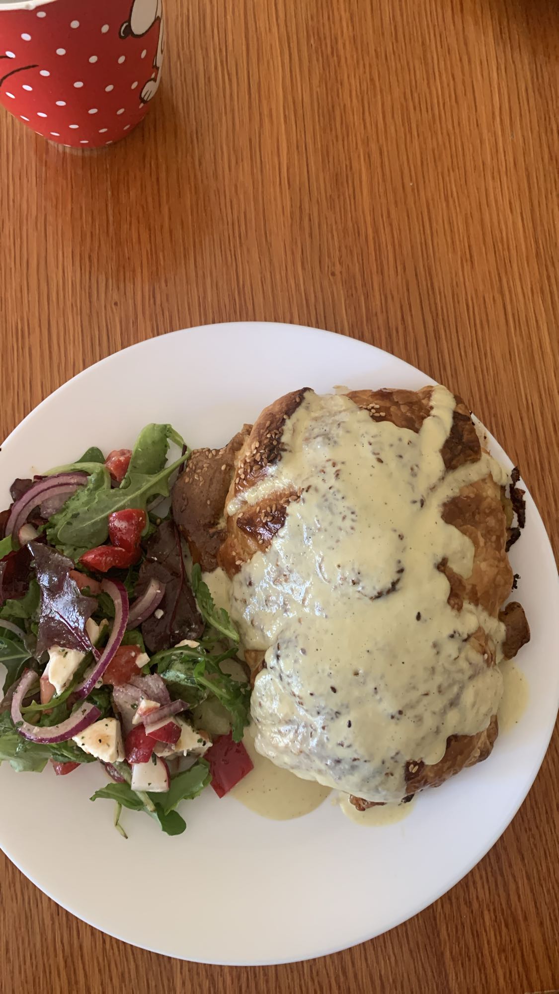 kanapka z sosem i sałatką