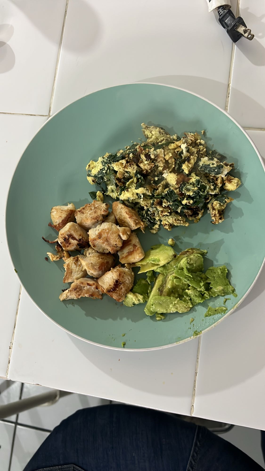 Pollo, huevo y aguacate