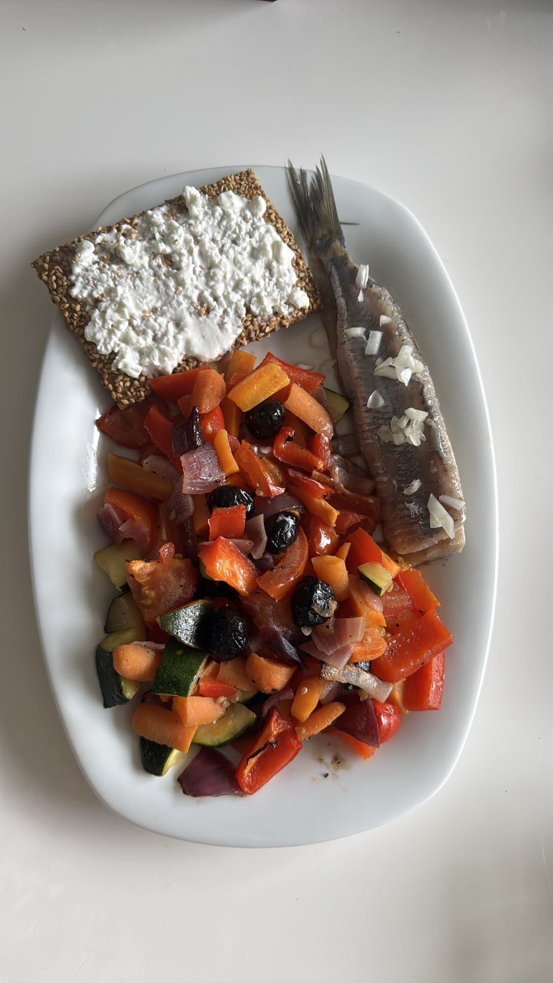 Haring met groenten en cracker