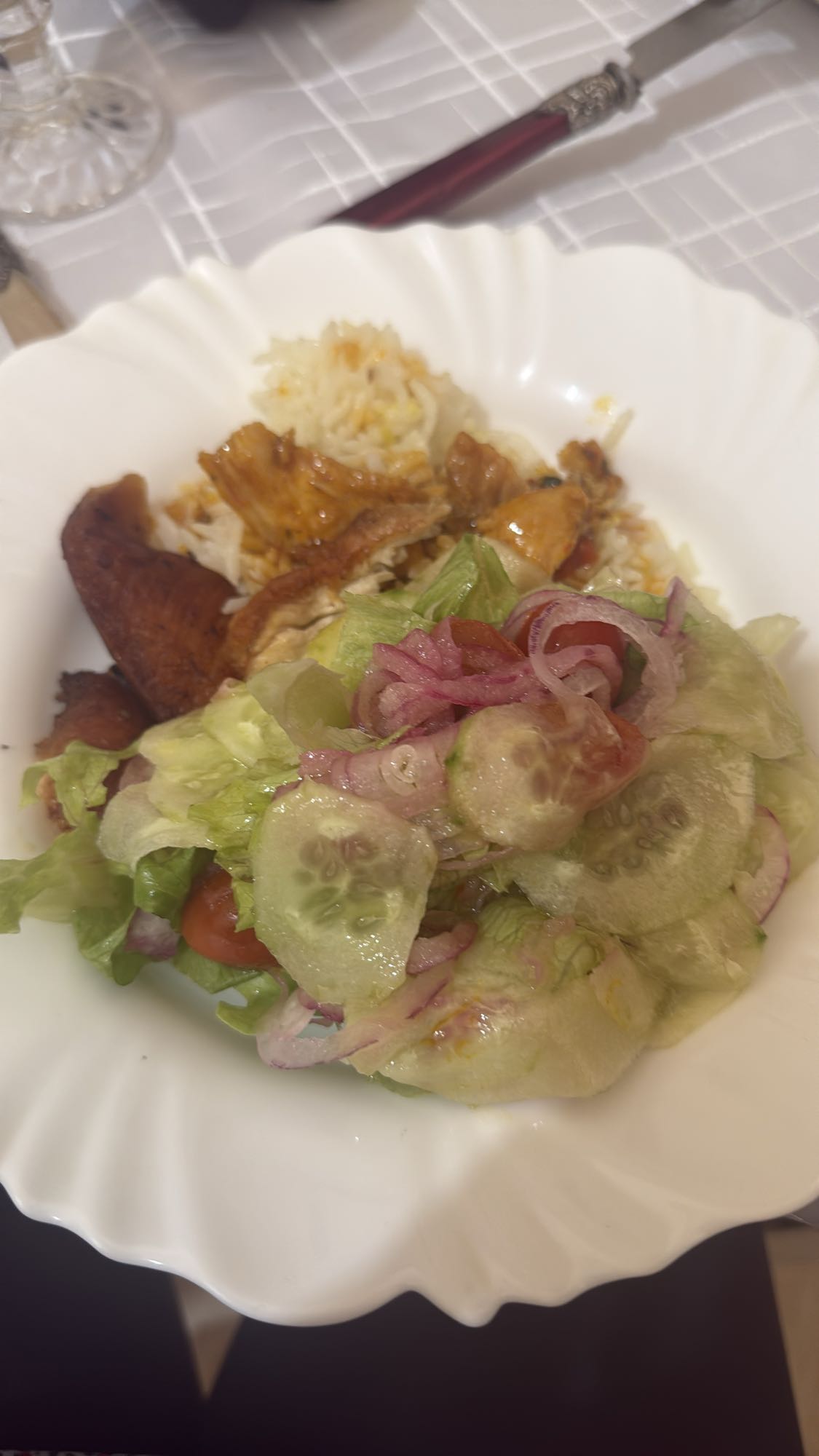 Frango com arroz e salada