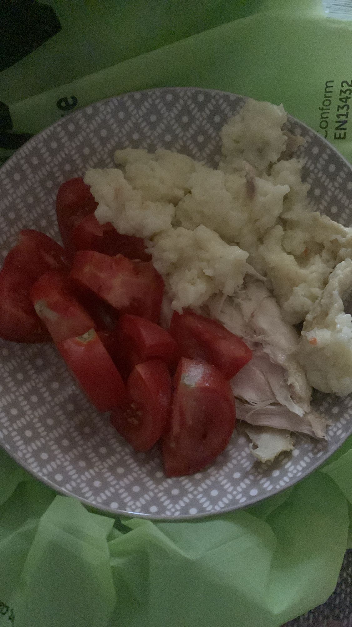 Pui cu piure și roșii