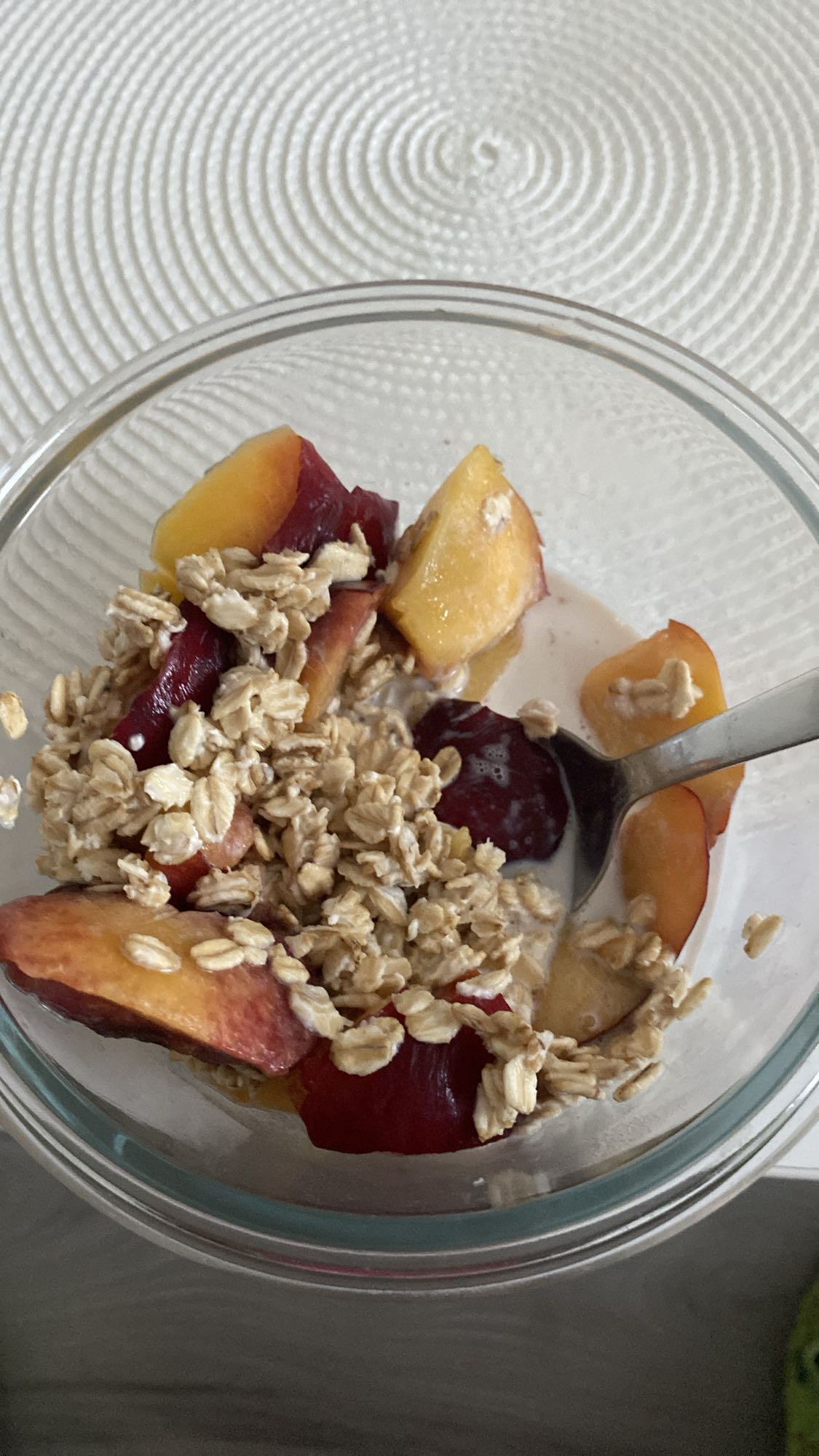 Owsianka z brzoskwinią i śliwką