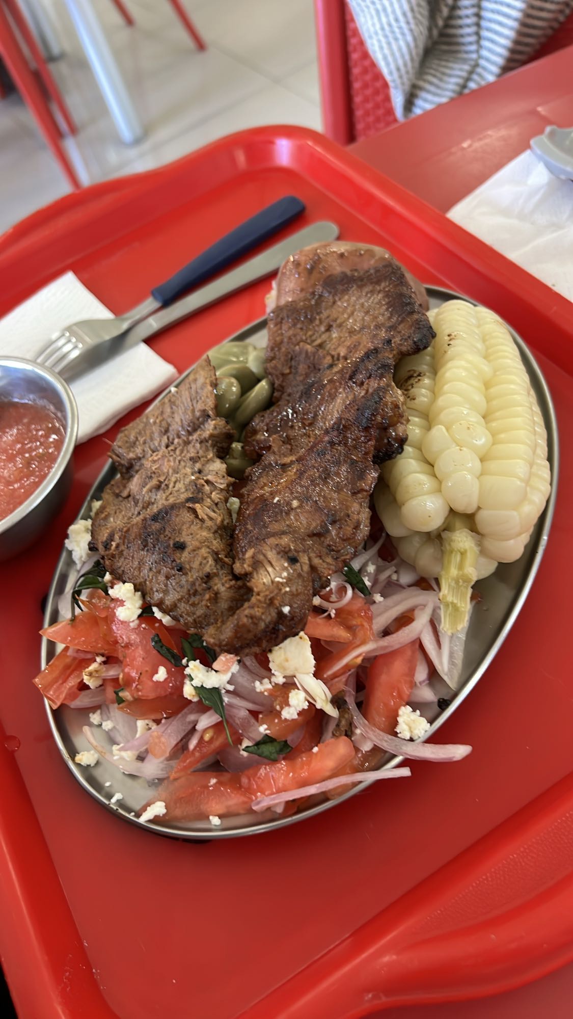 Carne asada con ensalada y choclo