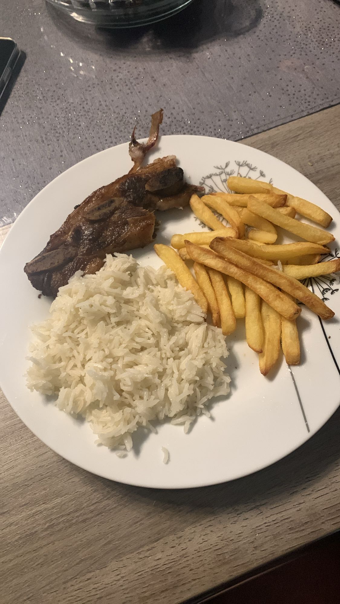 Riz, frites et côtelette