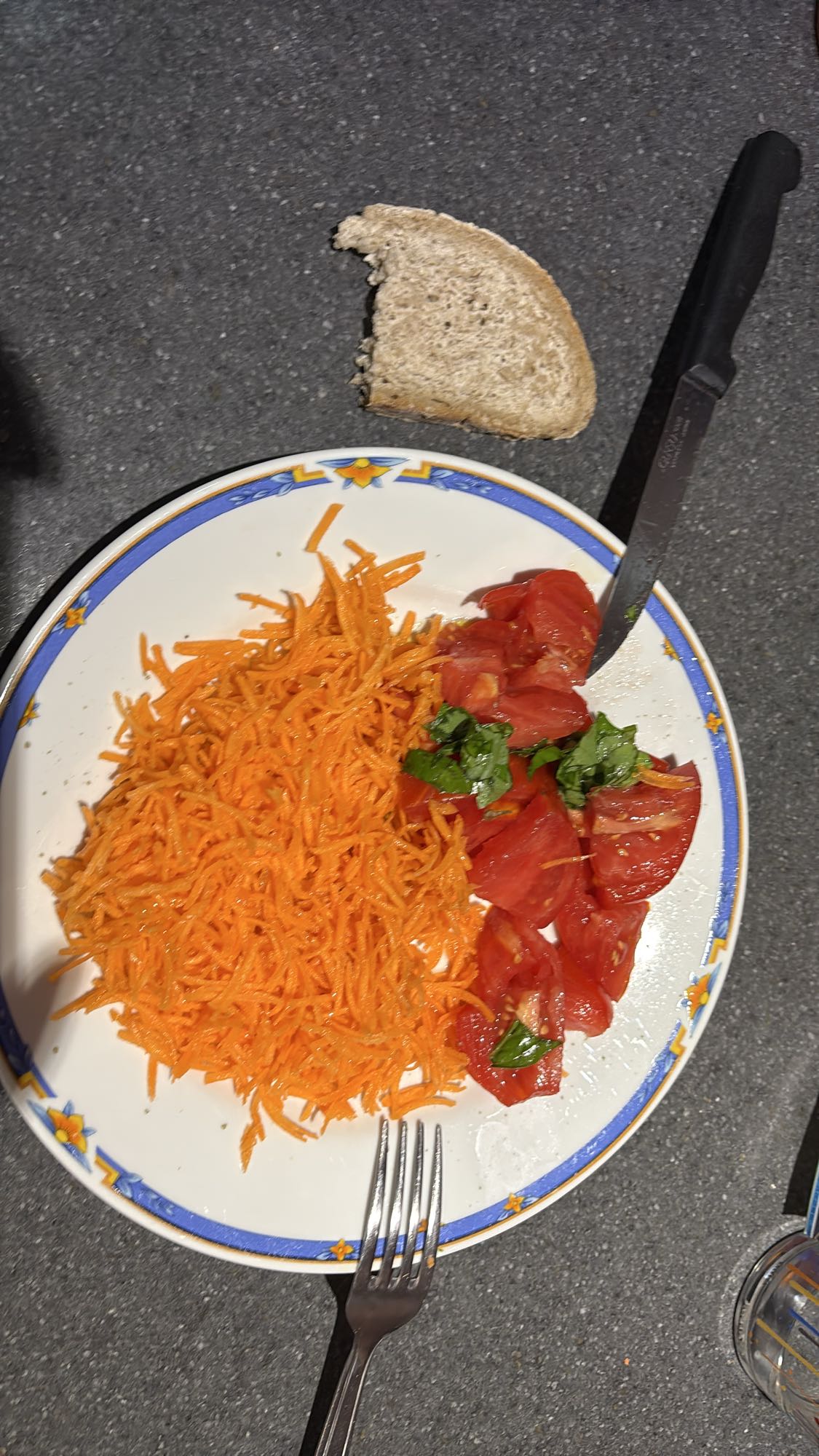Salade carotte tomate pain