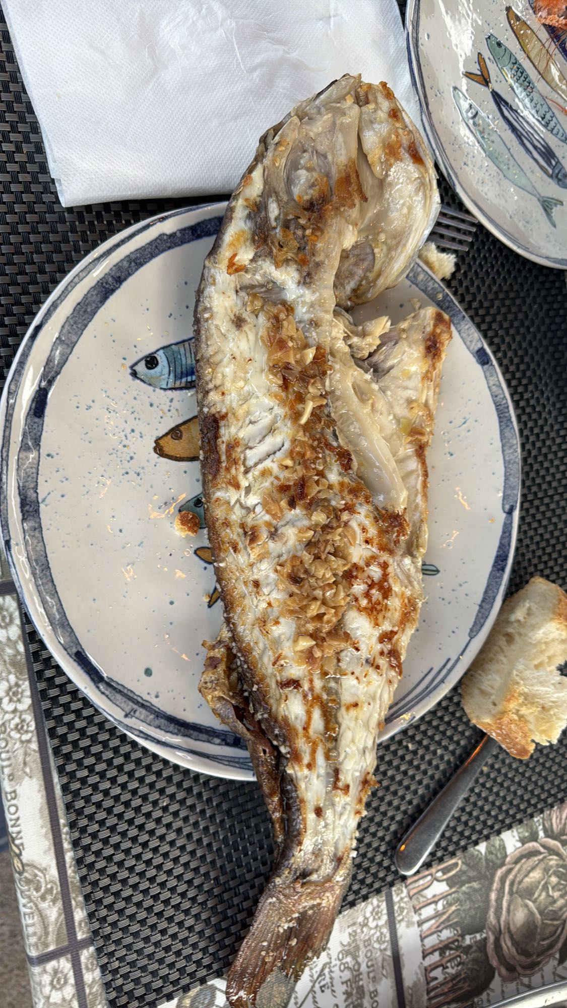 pescado asado con ajo
