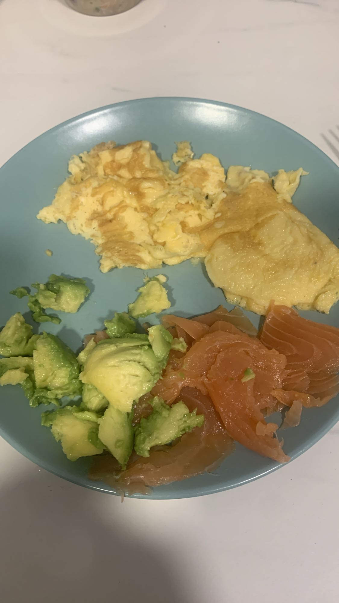 Huevos con salmón y aguacate