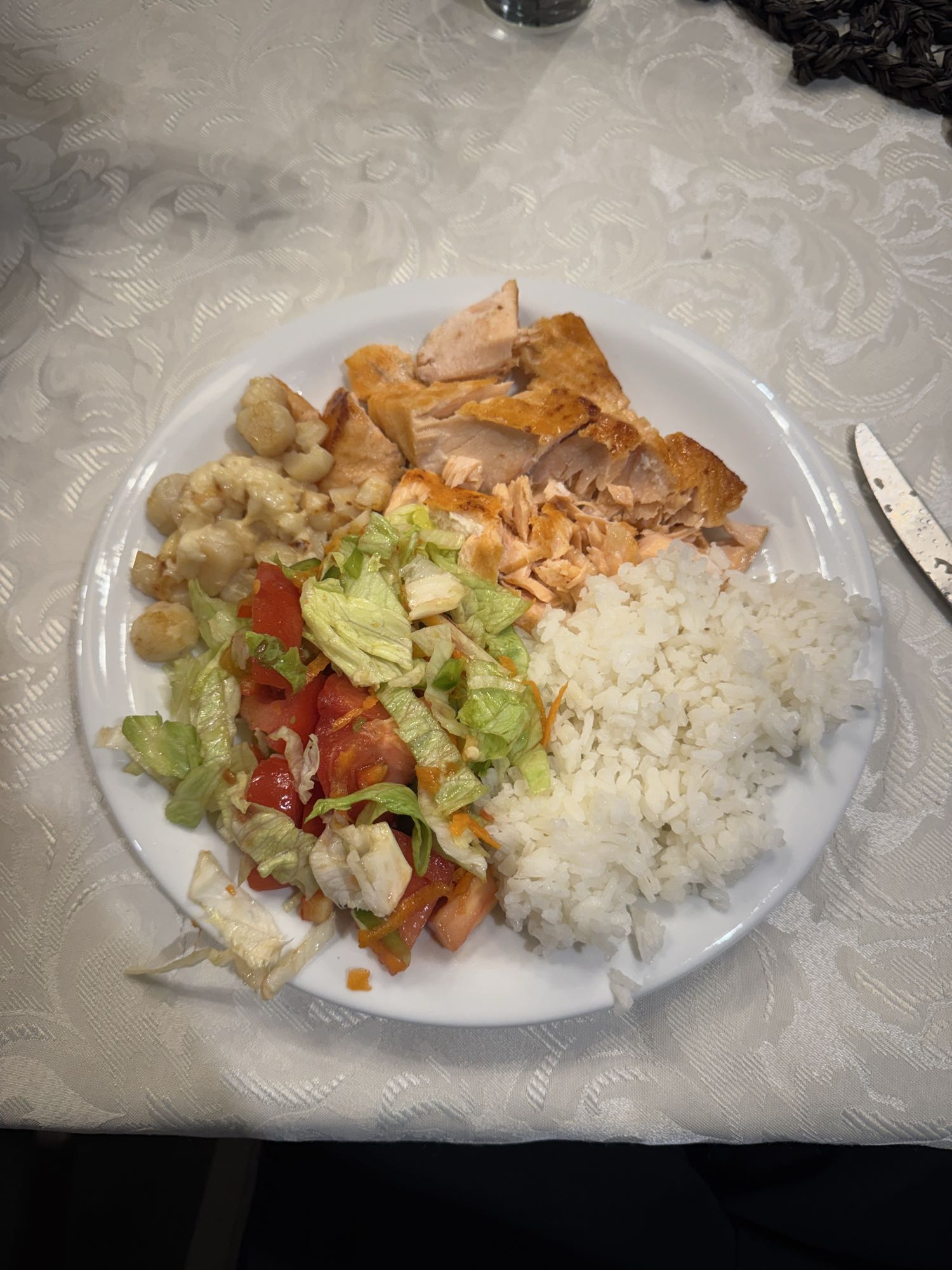 Salmón con arroz y ensalada