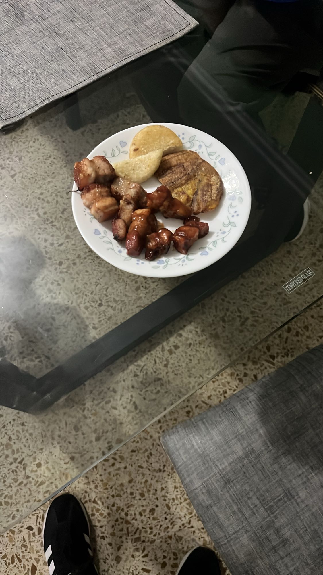 Picada con plátano y arepa