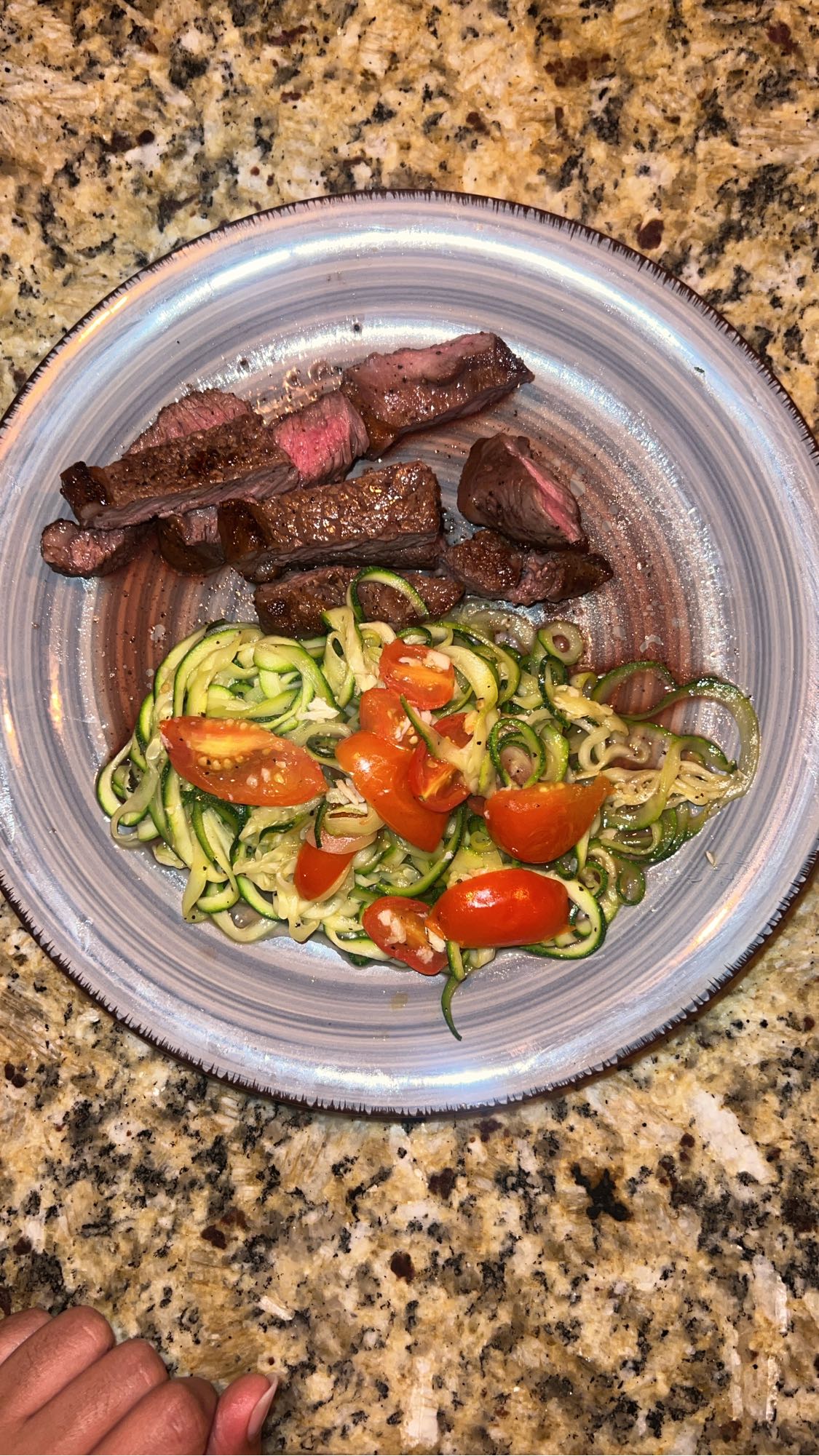 filete con zoodles y tomate