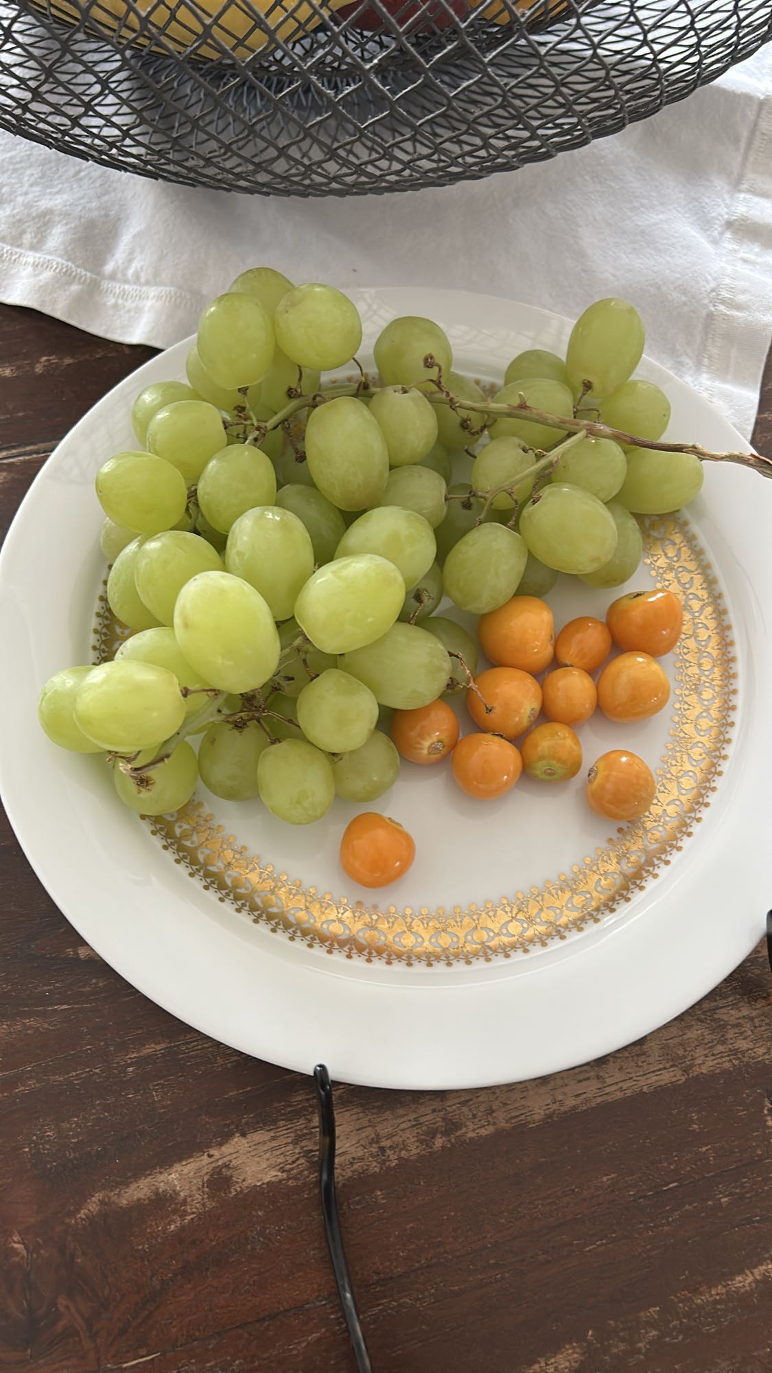 Uvas y uchuvas frescas