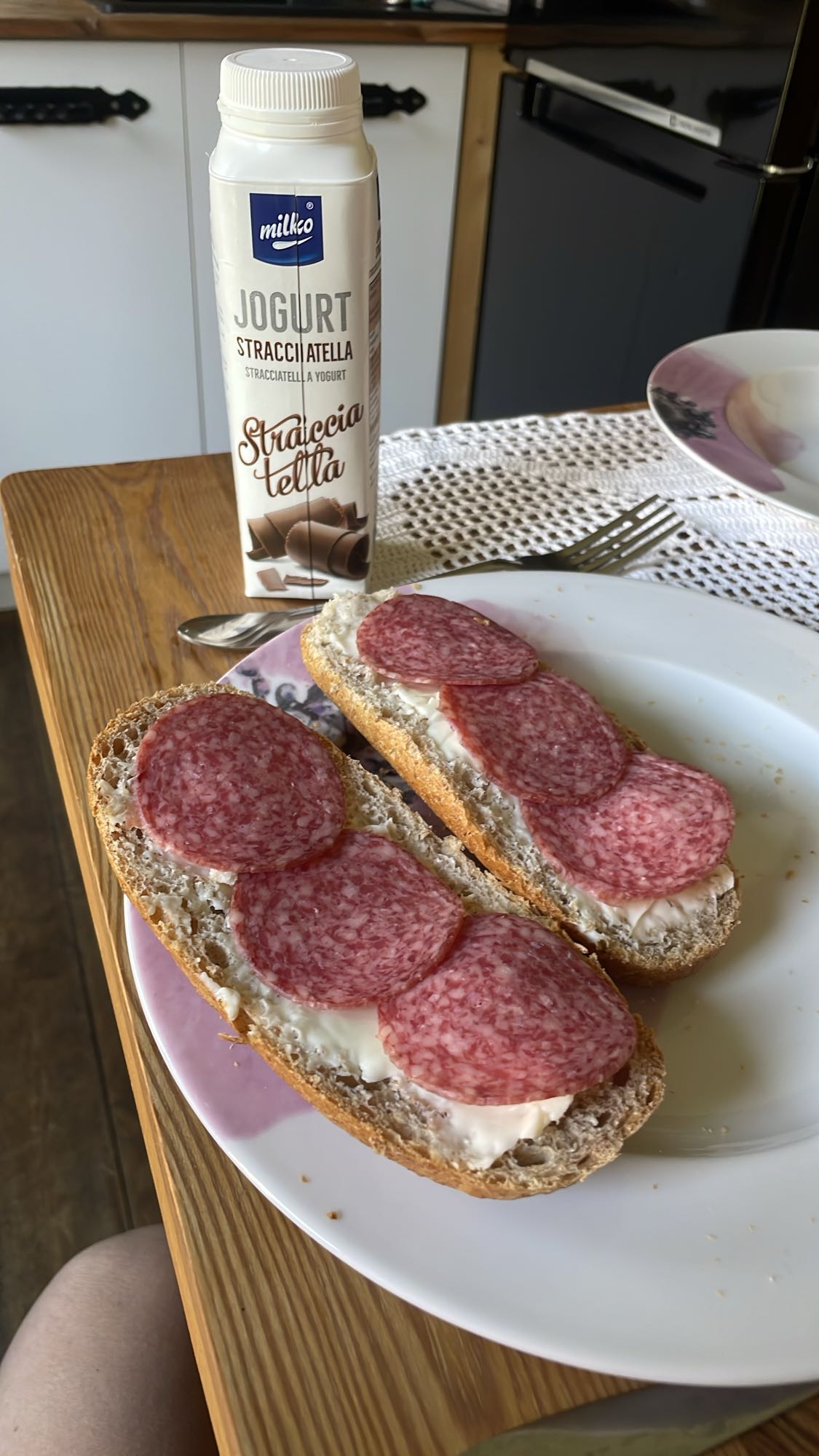 Kanapki z salami i jogurt