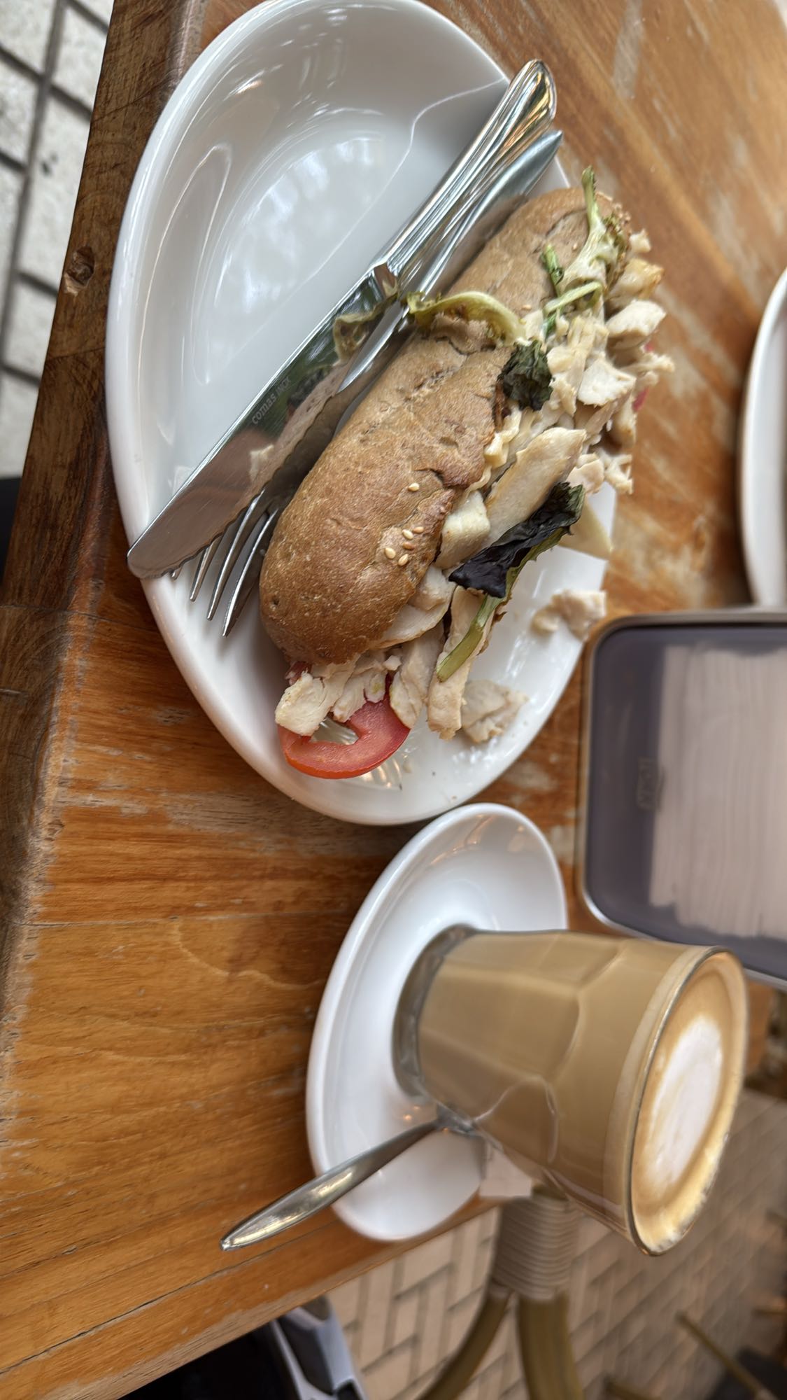 Bocadillo de pollo y café