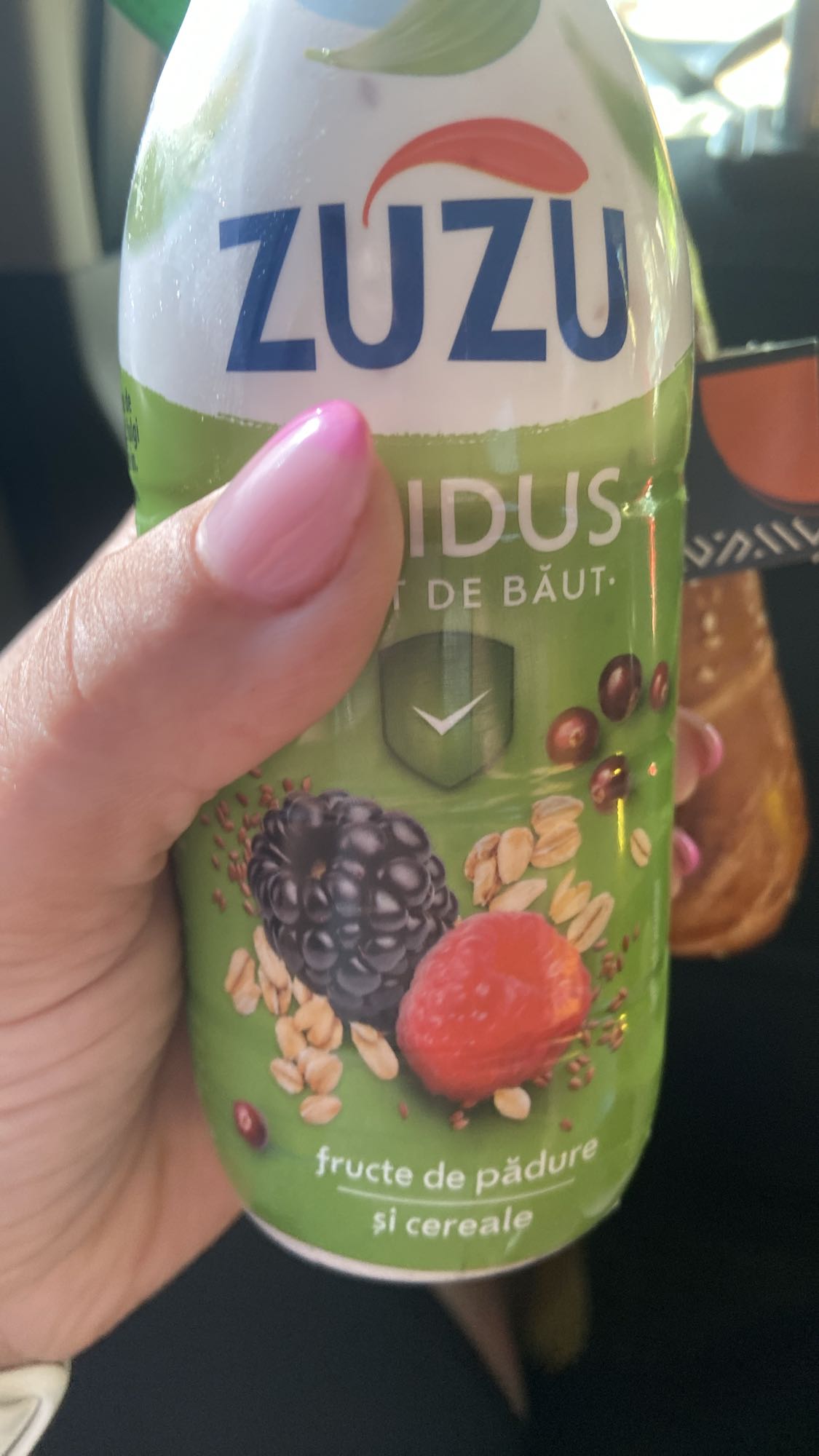 Iaurt cu fructe și cereale