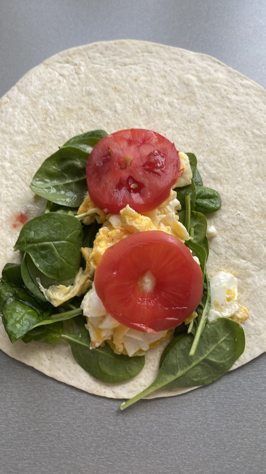 Wrap z jajkiem i warzywami