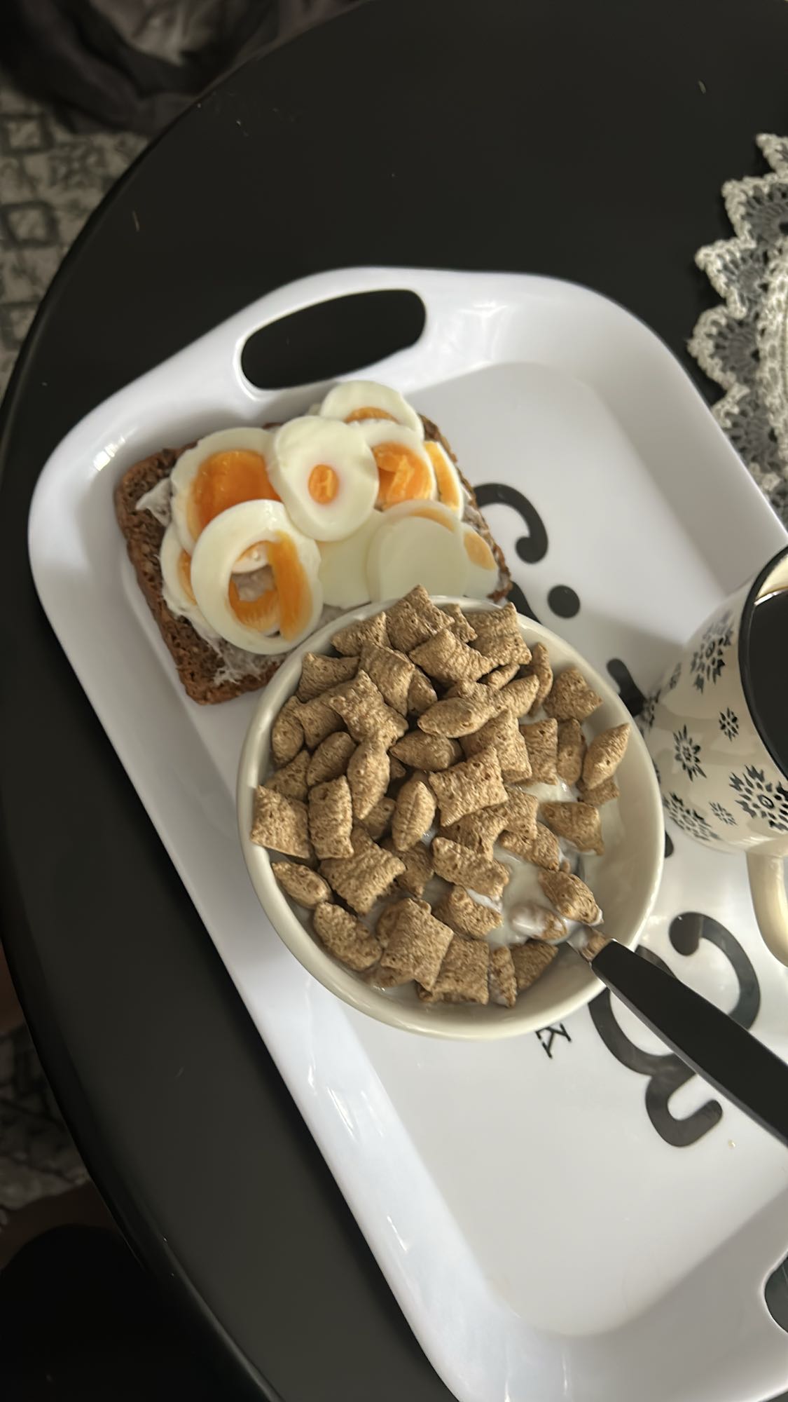 Frukostbricka med ägg & flingor