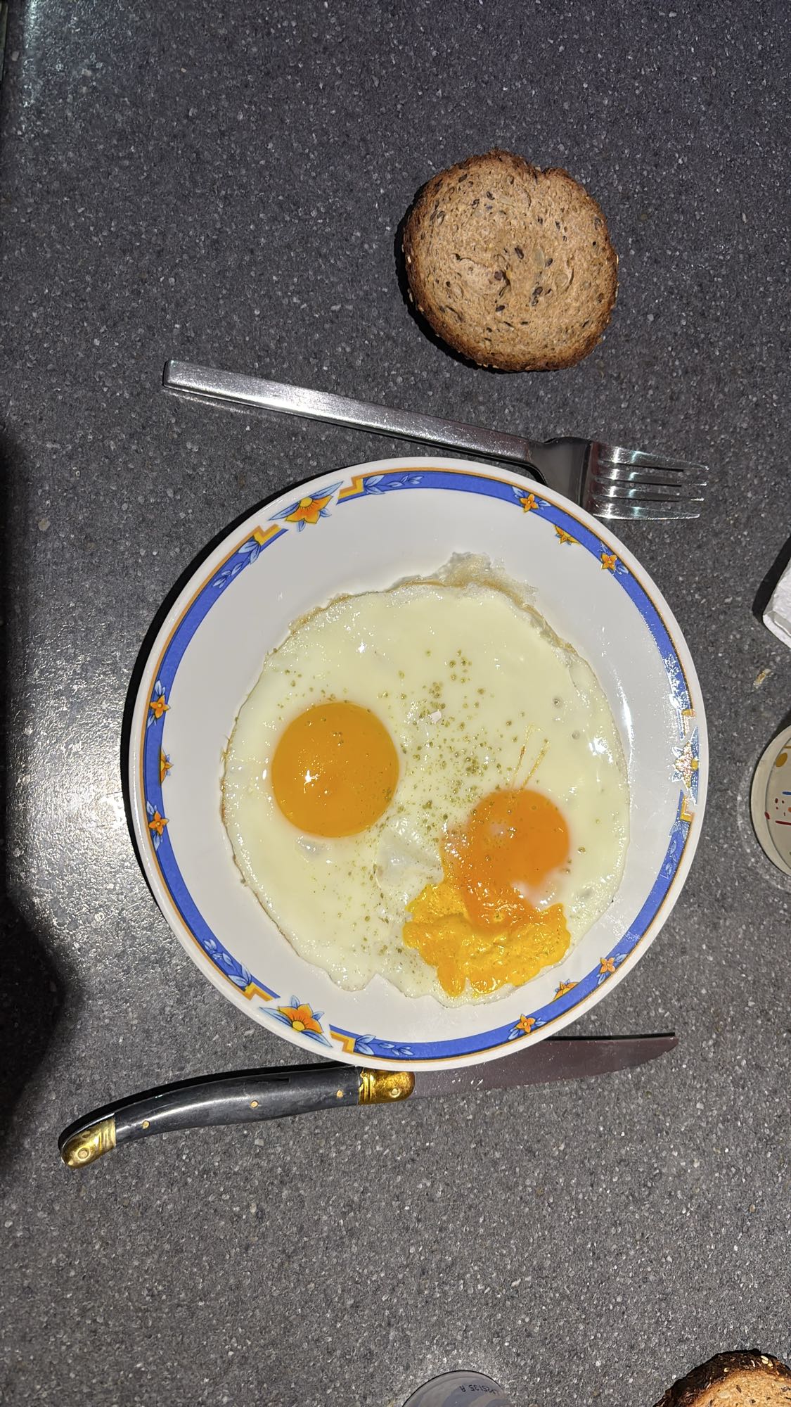 Oeufs au plat et pain complet