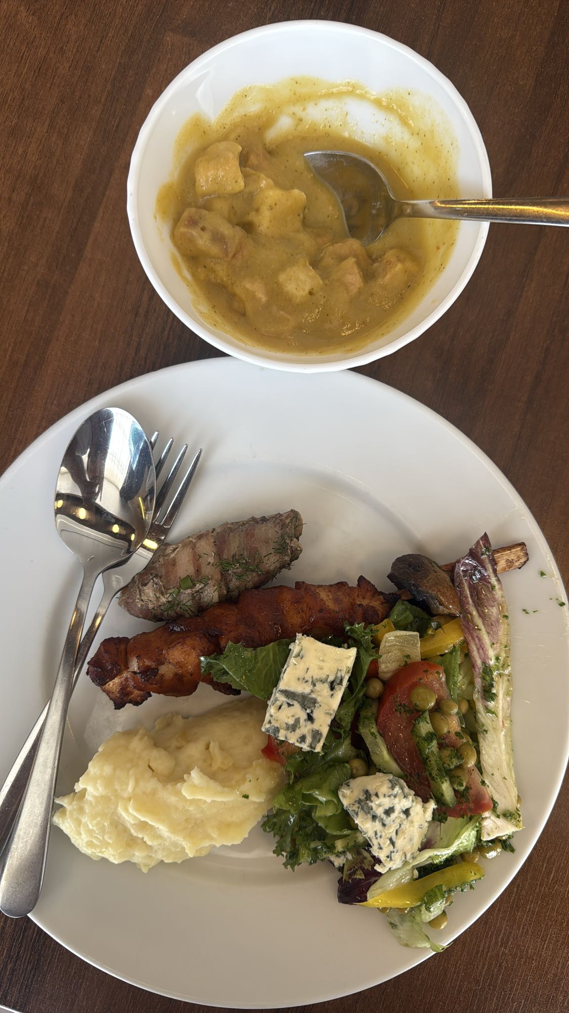 Friptură cu piure și salată