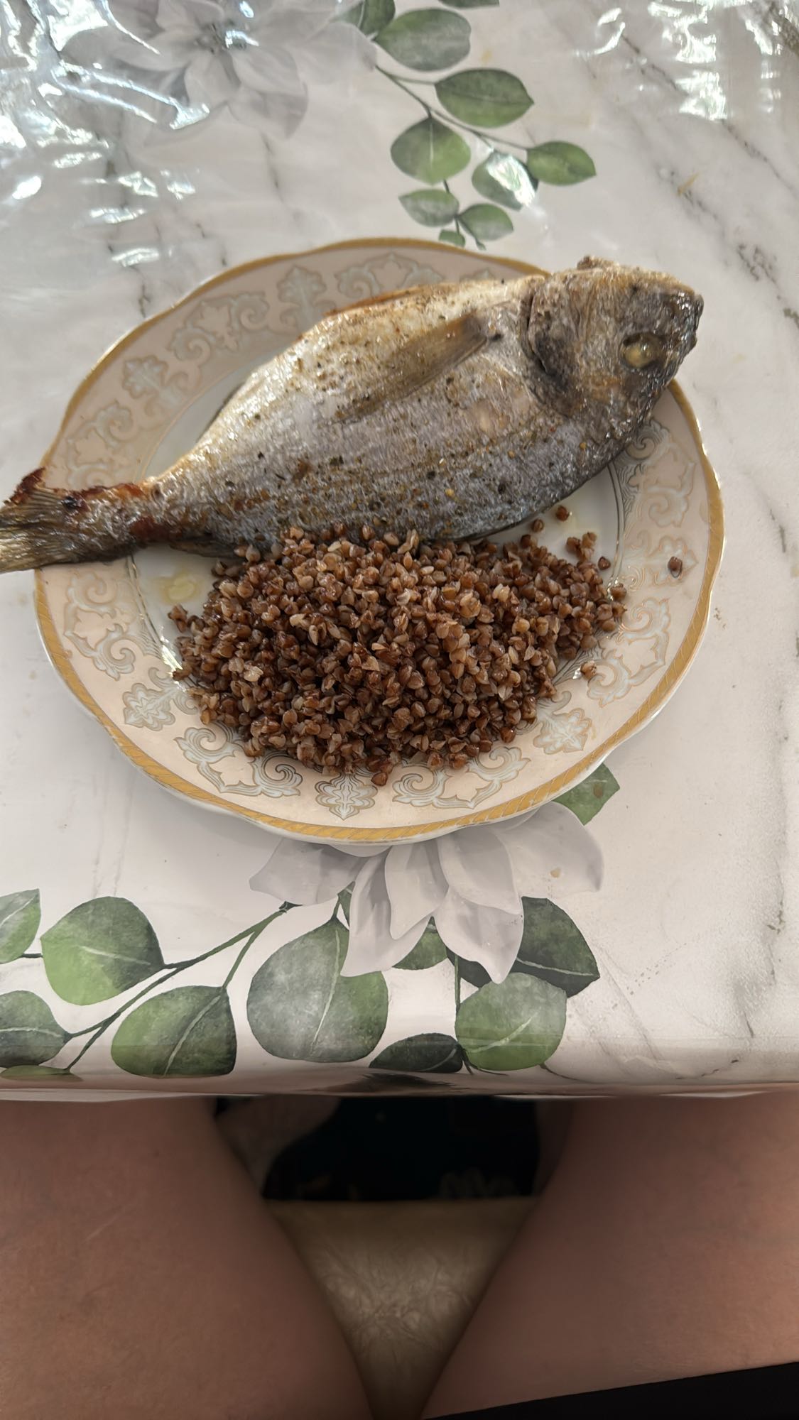 жареная рыба с гречкой