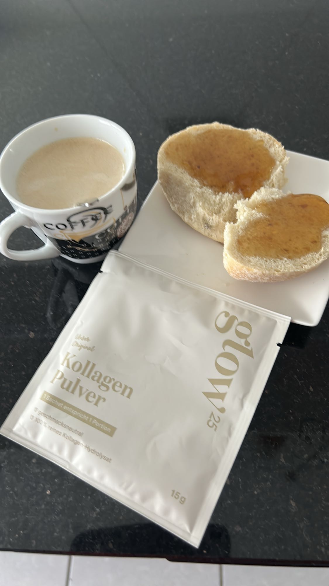 Kaffee mit Brötchen
