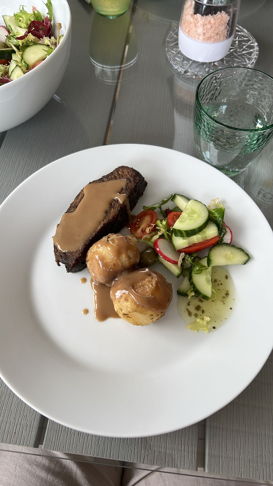 Kött med potatis och sallad