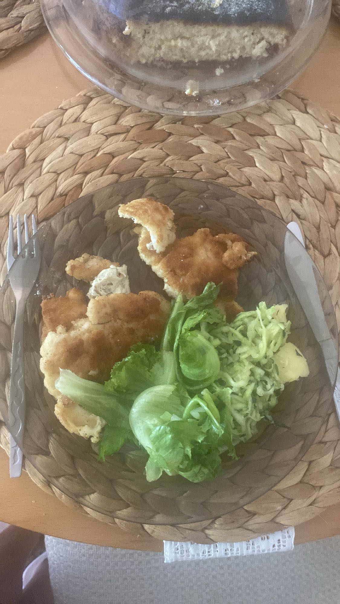 Kotlet z sałatą i ziemniakami