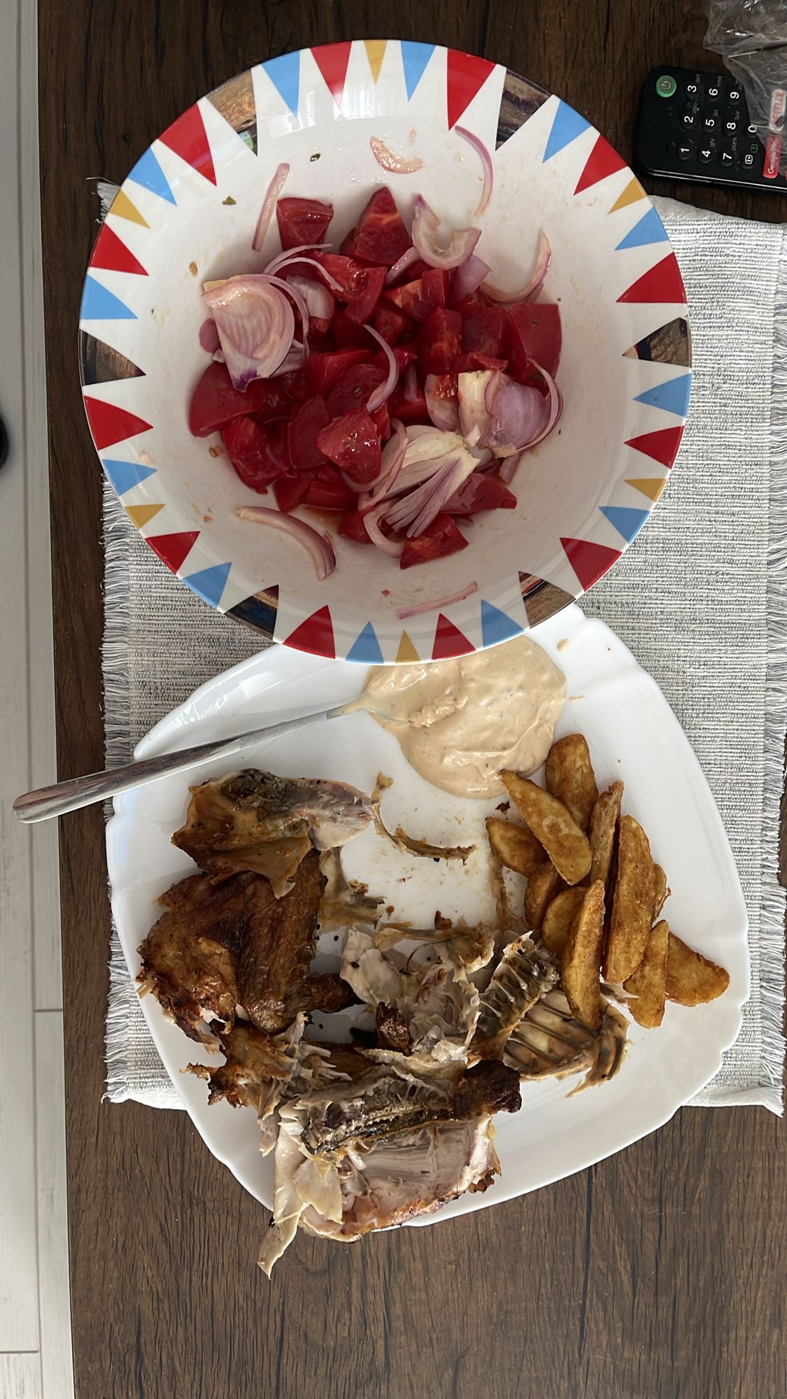 Pui cu cartofi și salată