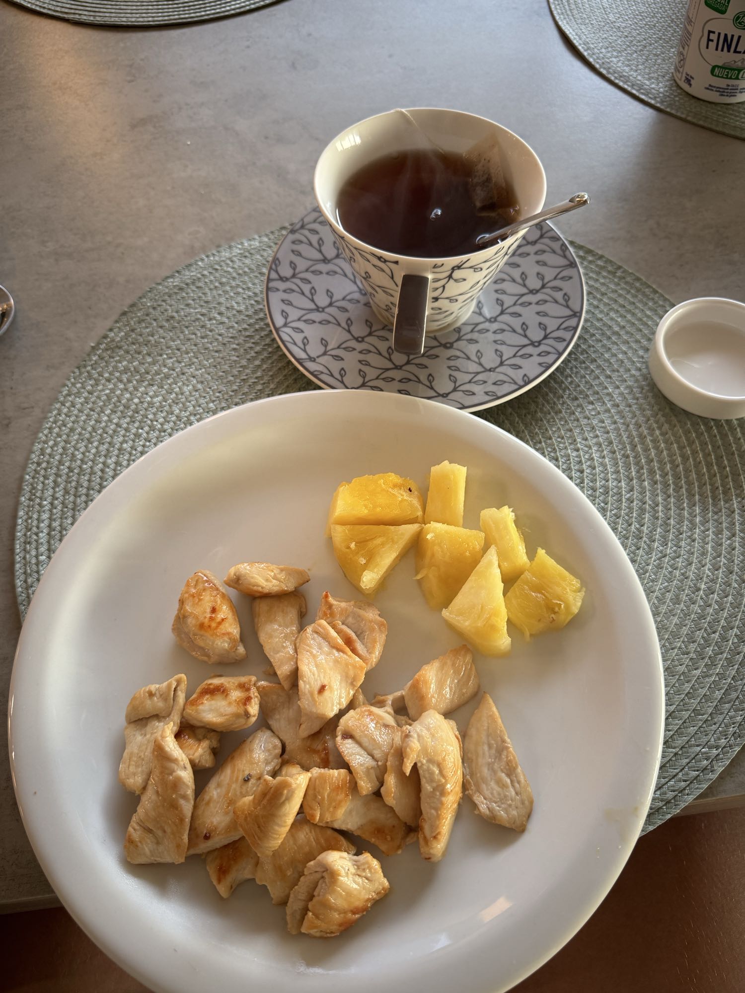 Pollo con piña y té