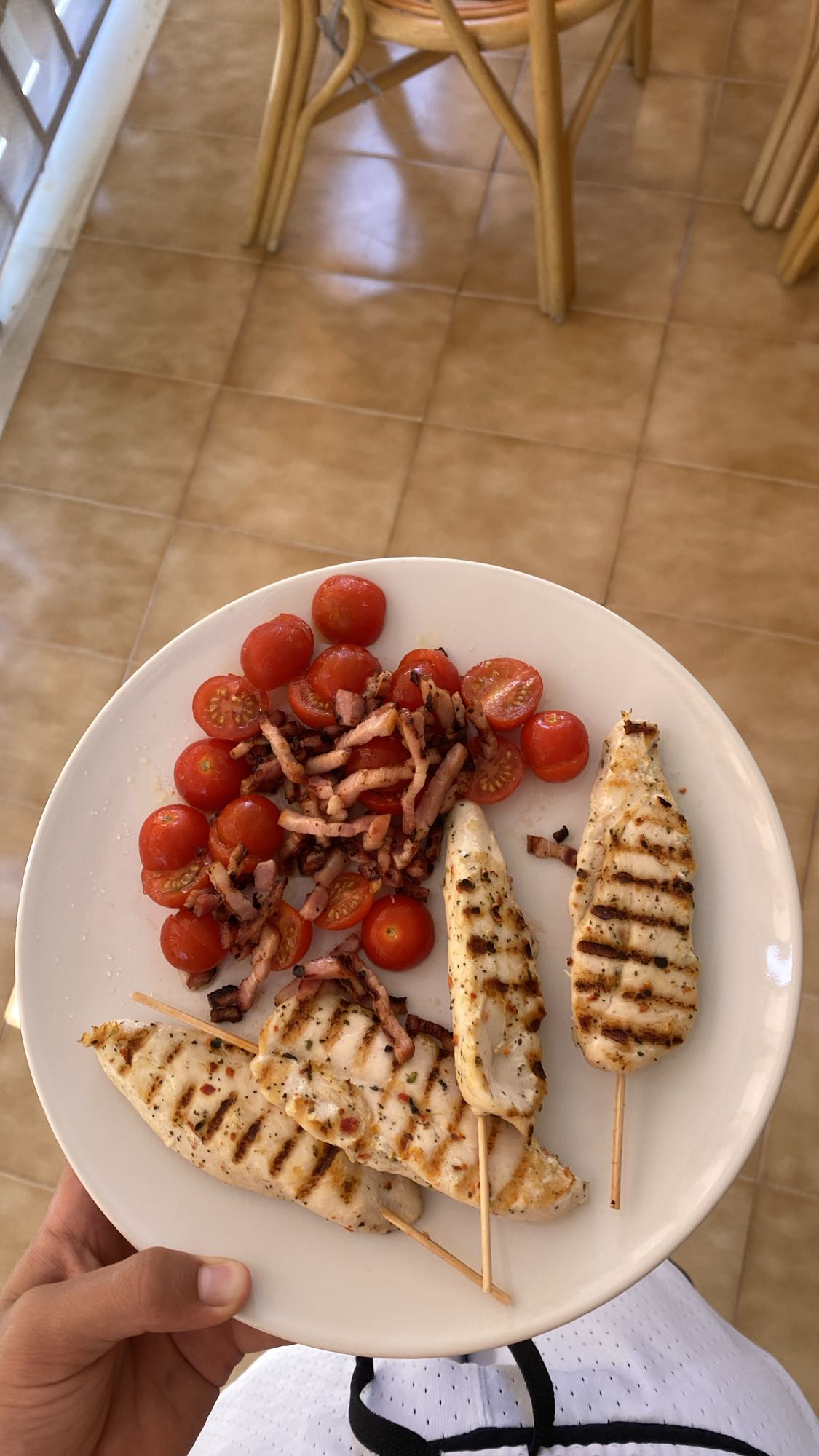 Pollo con tomate y bacon