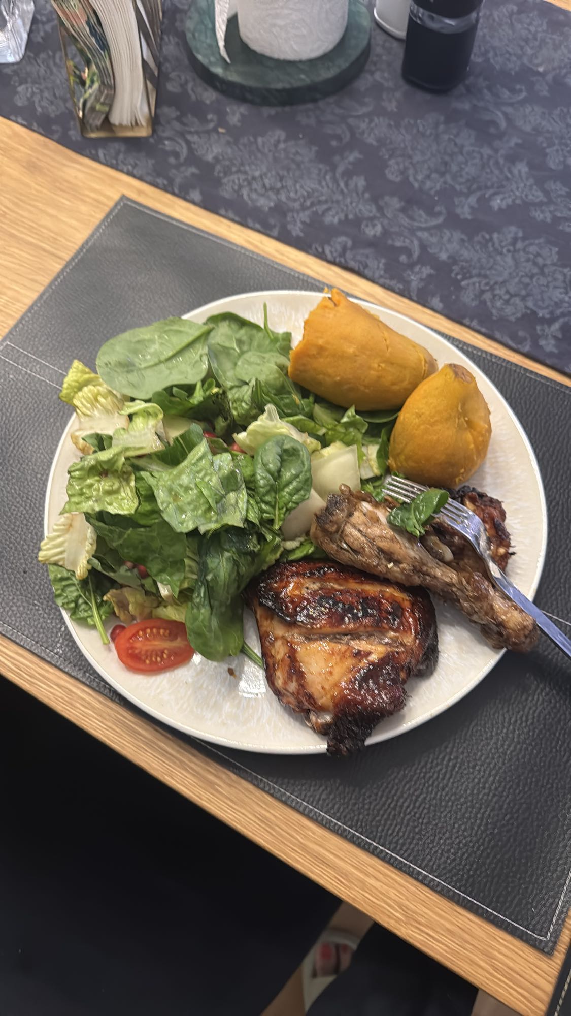 Kyckling med sallad och sötpotatis