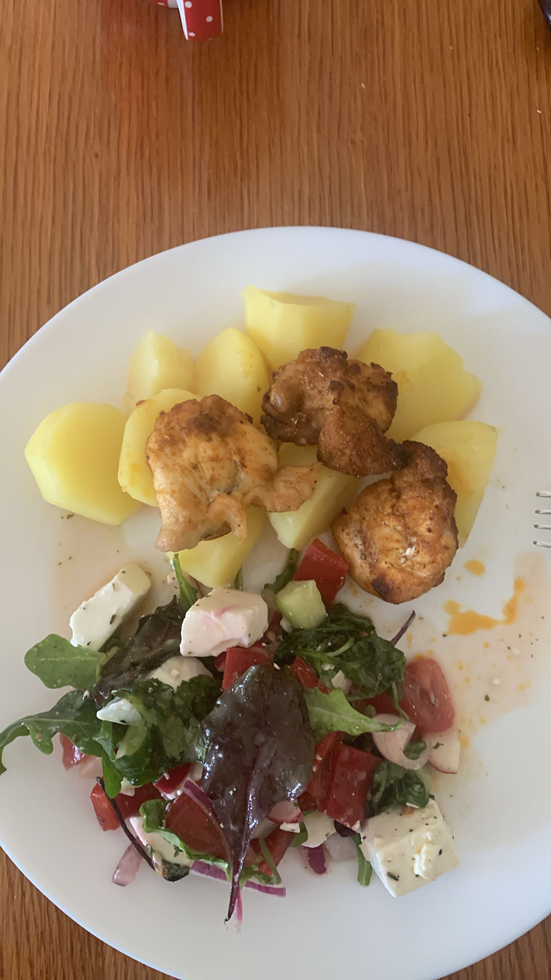 Kurczak z ziemniakami i sałatką