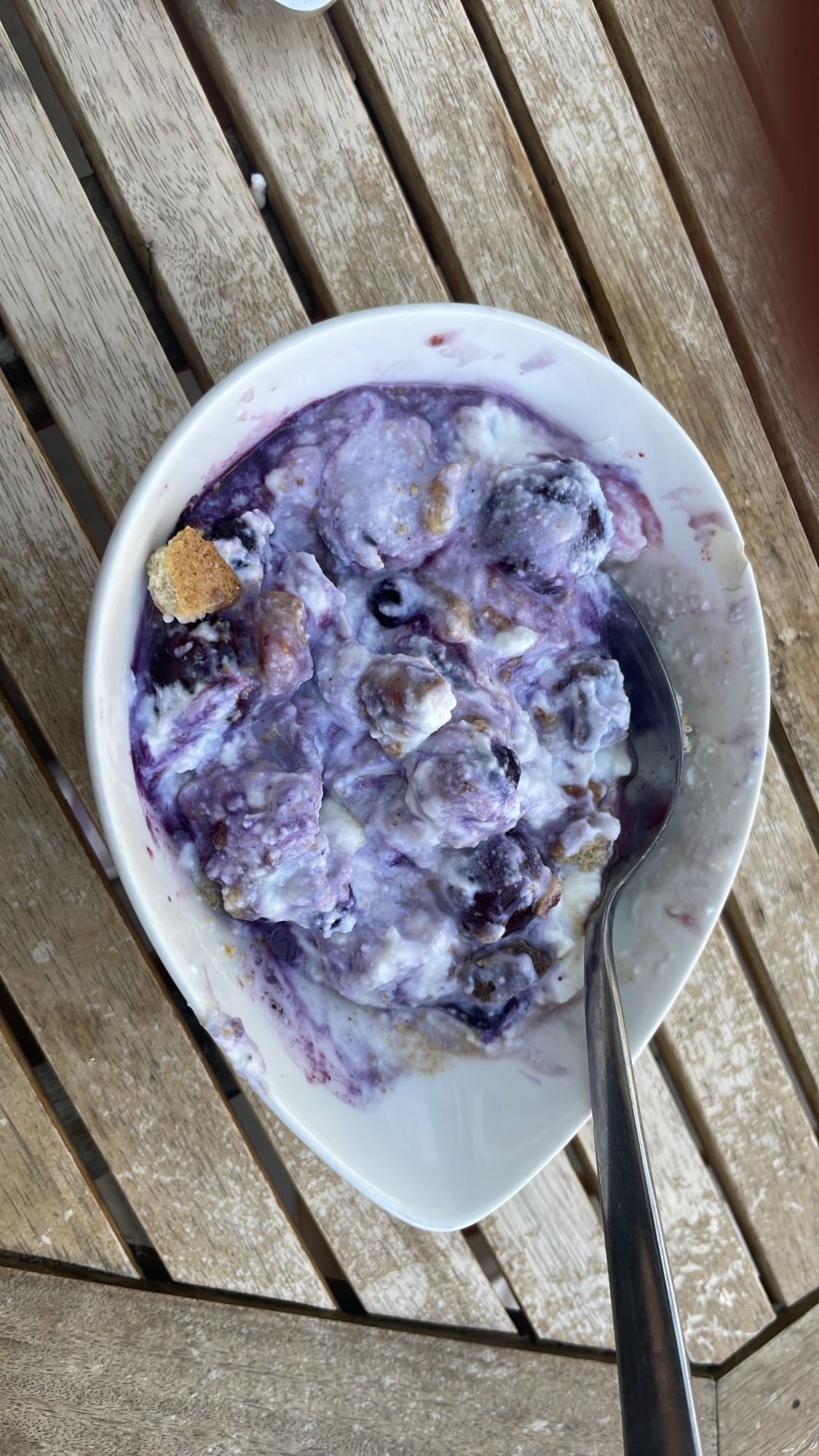 Iaurt cu fructe și cereale