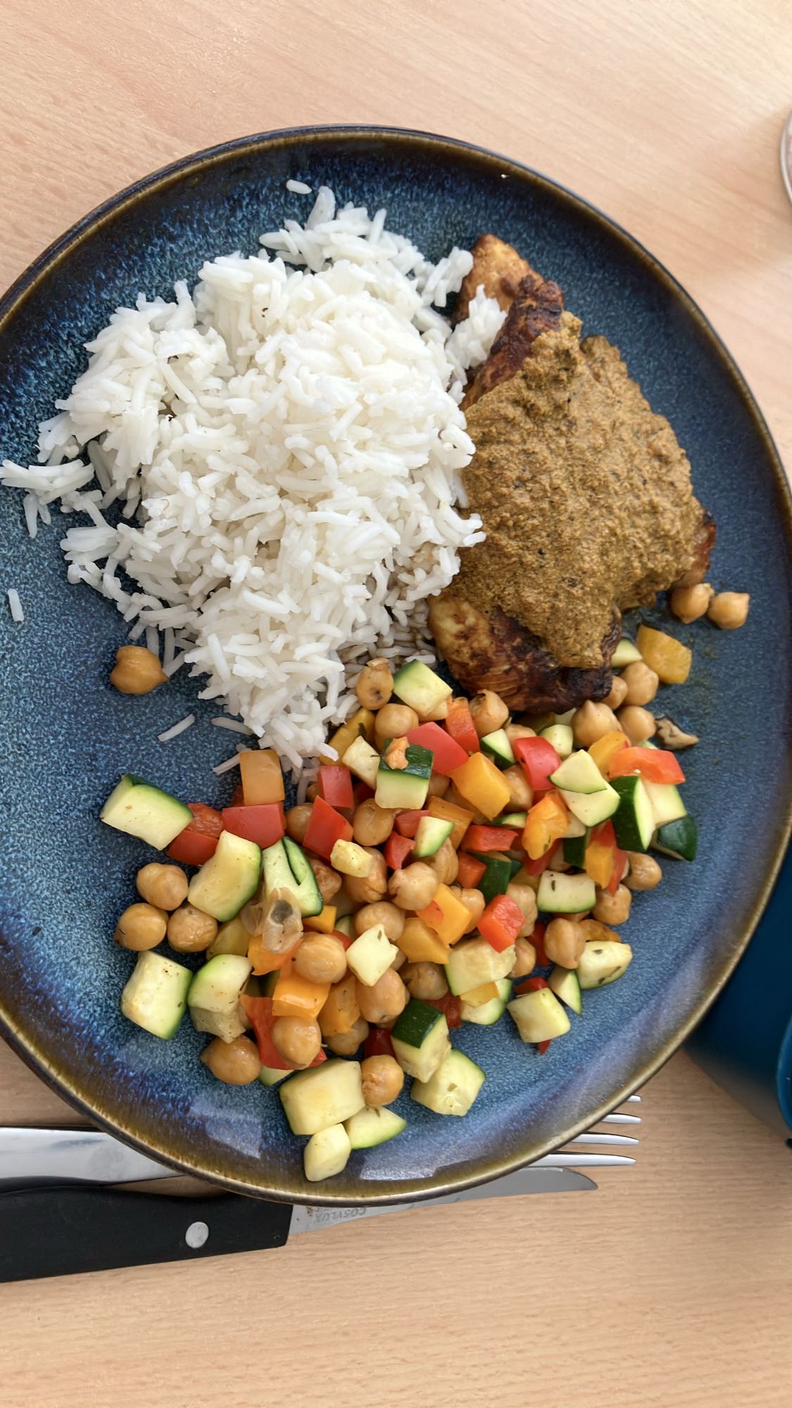 Frango com arroz e legumes