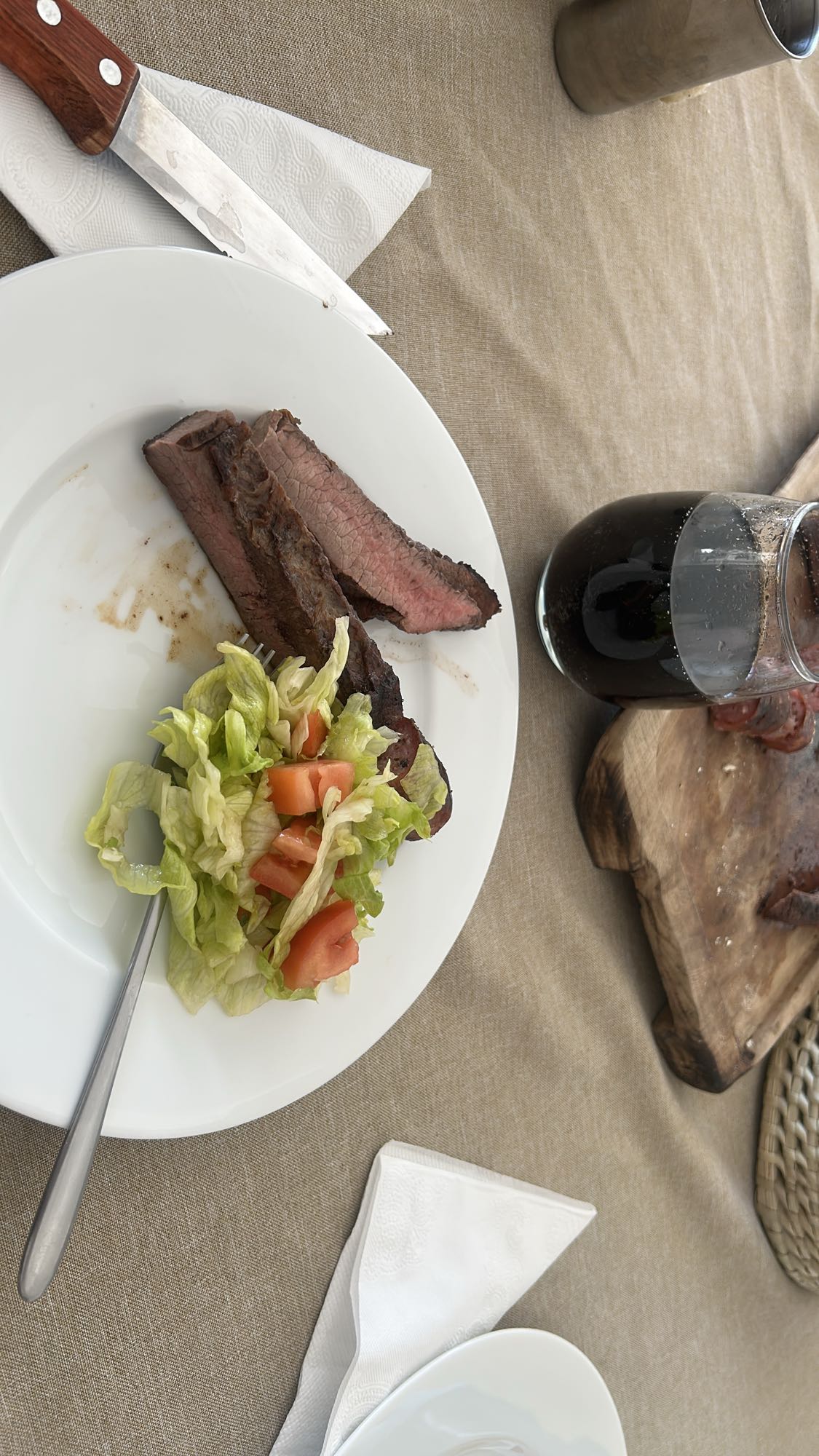 Carne asada con ensalada