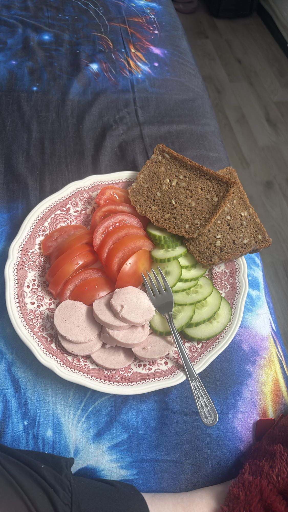 Roggebrood met groenten en worst