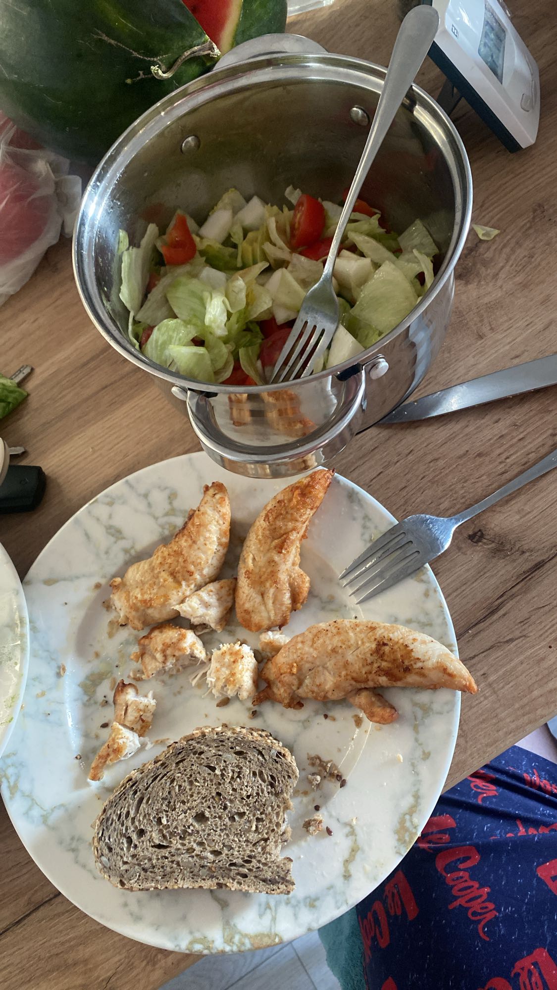 Piept de pui cu salată și pâine