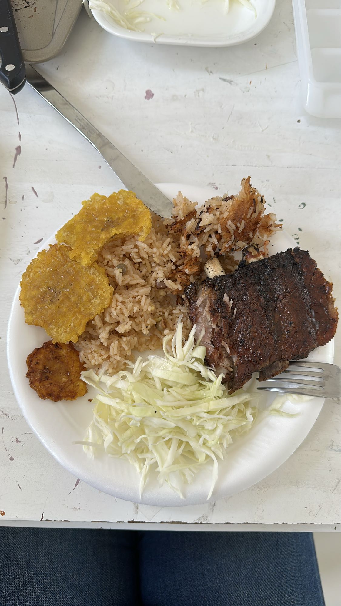 Costilla con arroz y tostones