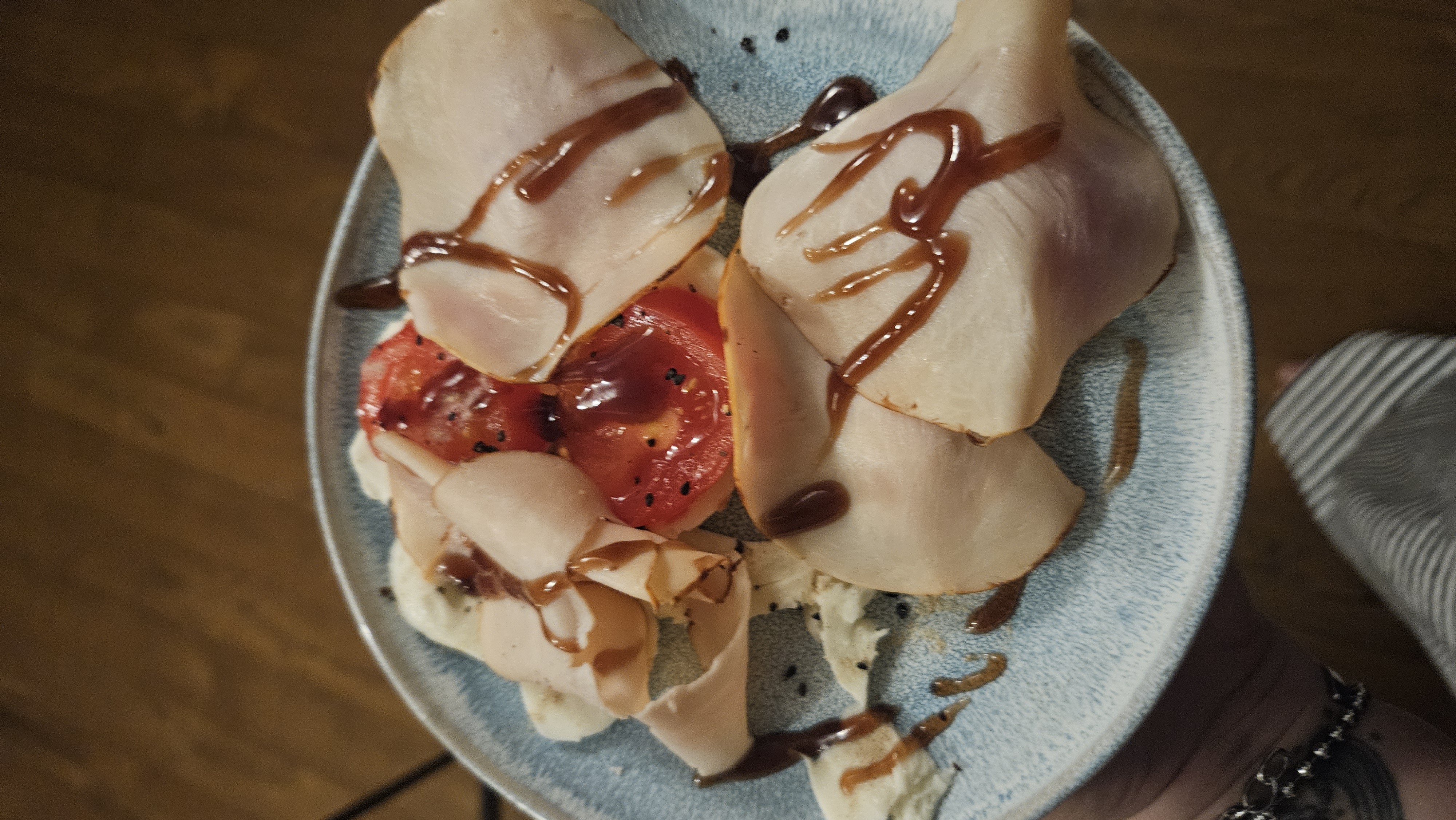 Mozzarella-Tomate-Hähnchenbrust Sandwich mit Balsamico